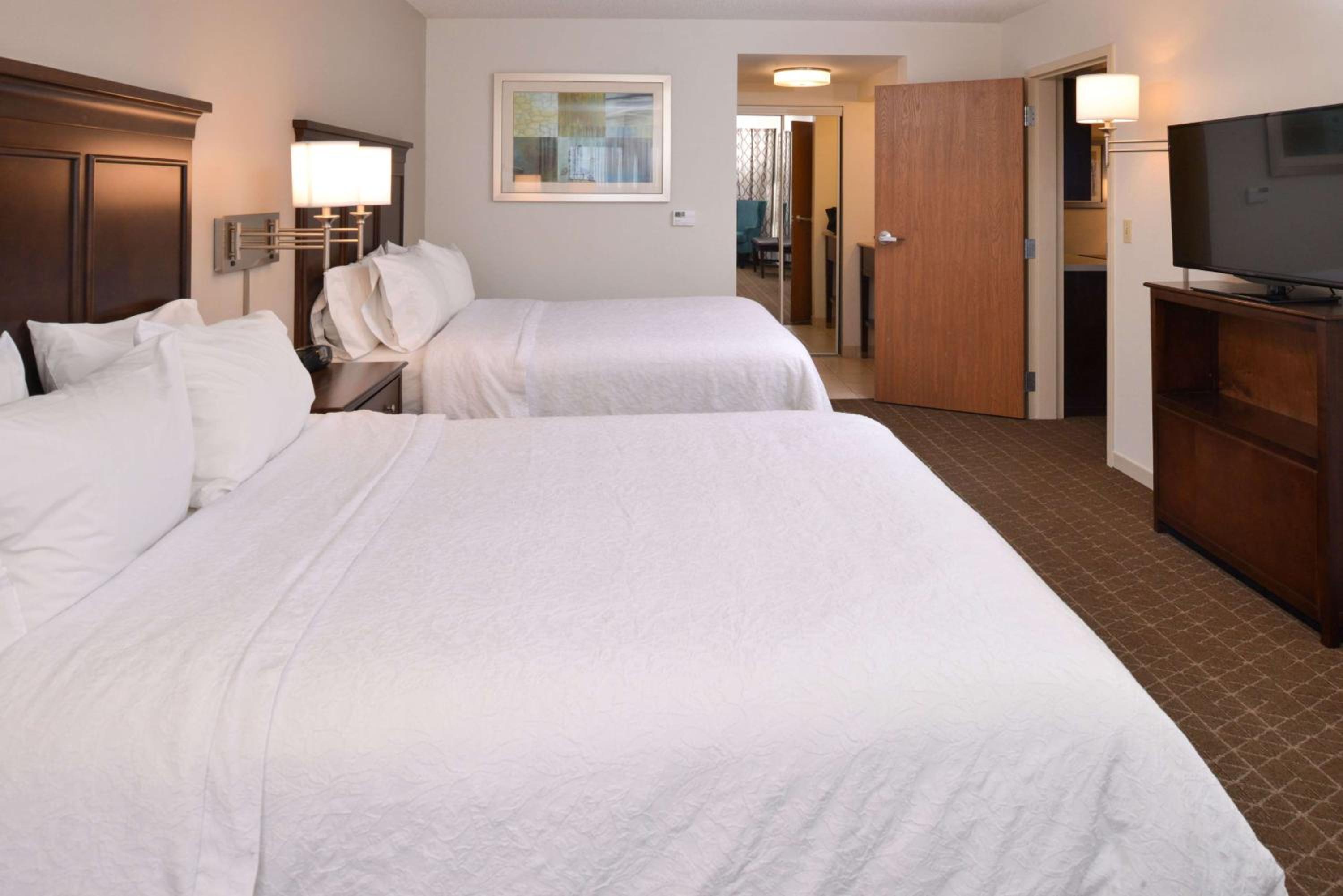 One-Bedroom Suite with Two Queen Beds and Kitchen - Non-Smoking - Photo 2