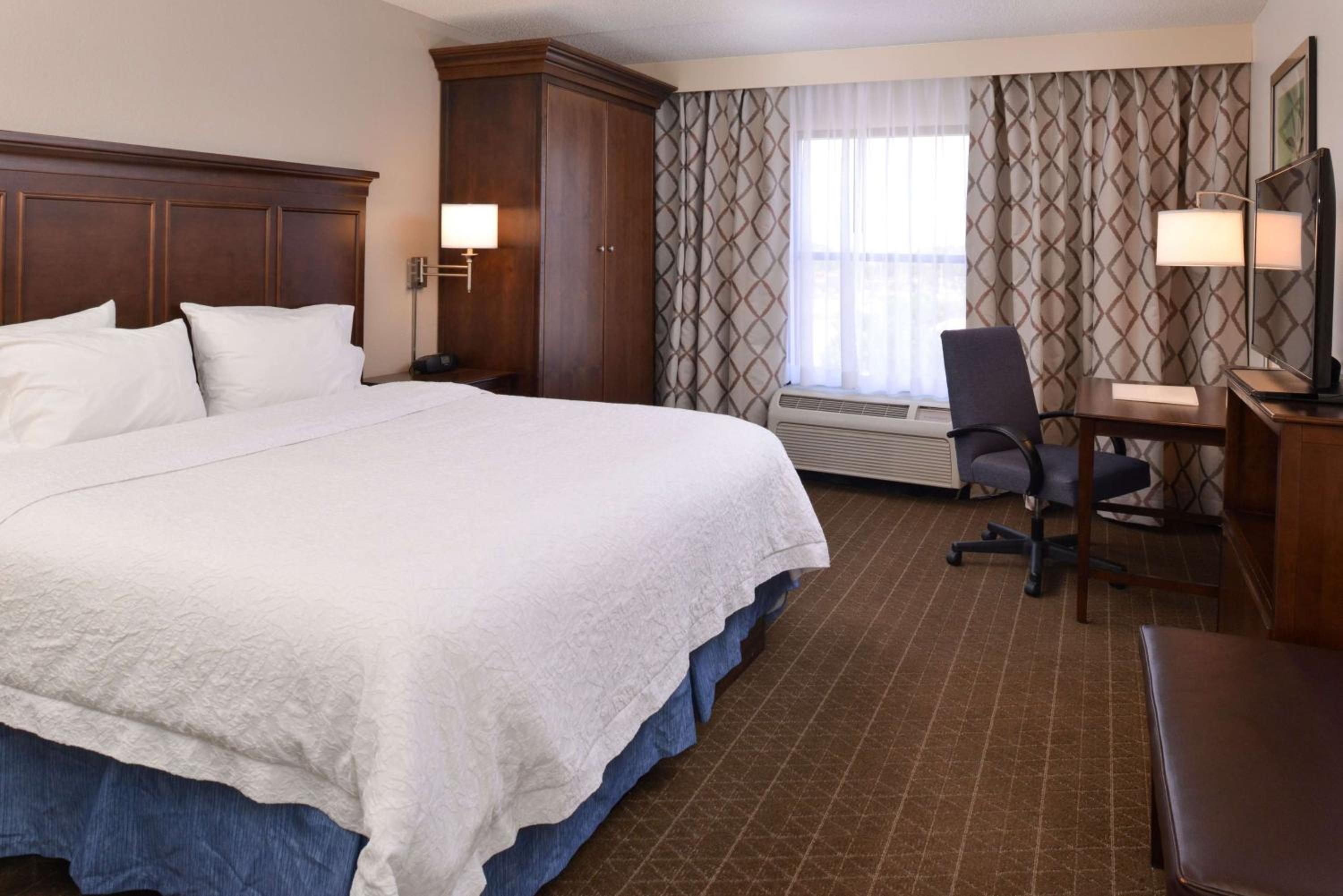 King Room with King Bed - Non-Smoking - Photo 1
