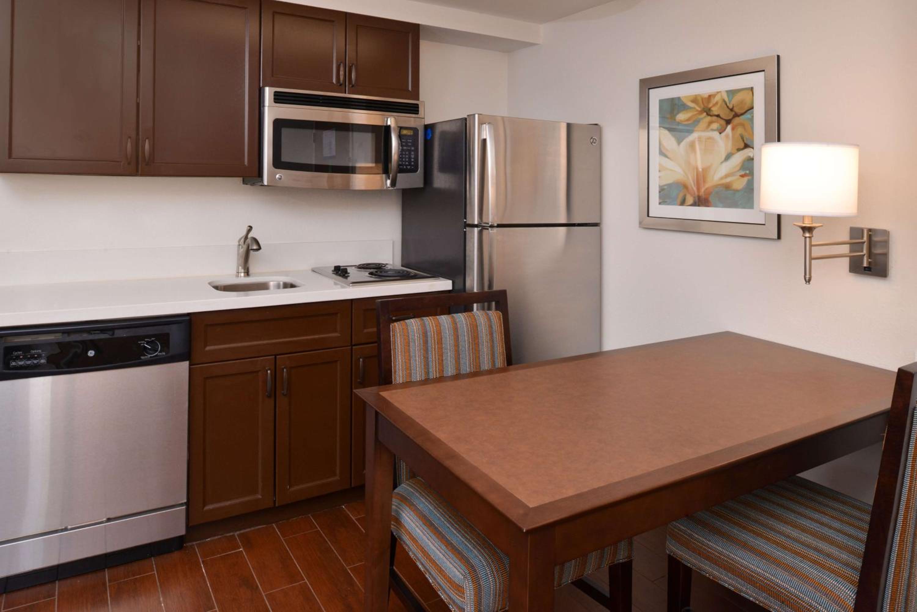 One-Bedroom King Suite with Kitchen - Non-Smoking  - Photo 4