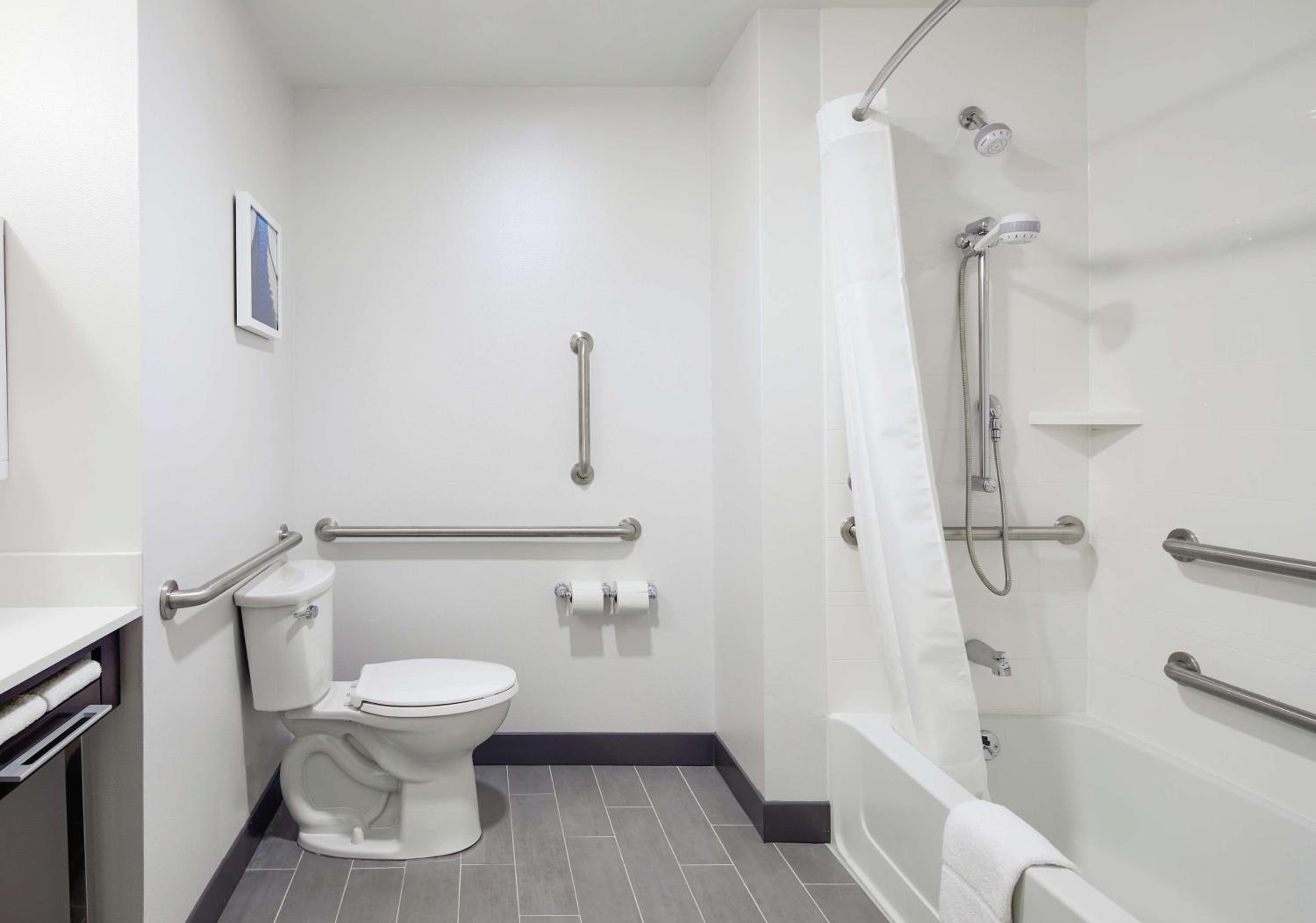Queen Room with Bath Tub - Mobility Accessible - Non-Smoking, photo 6
