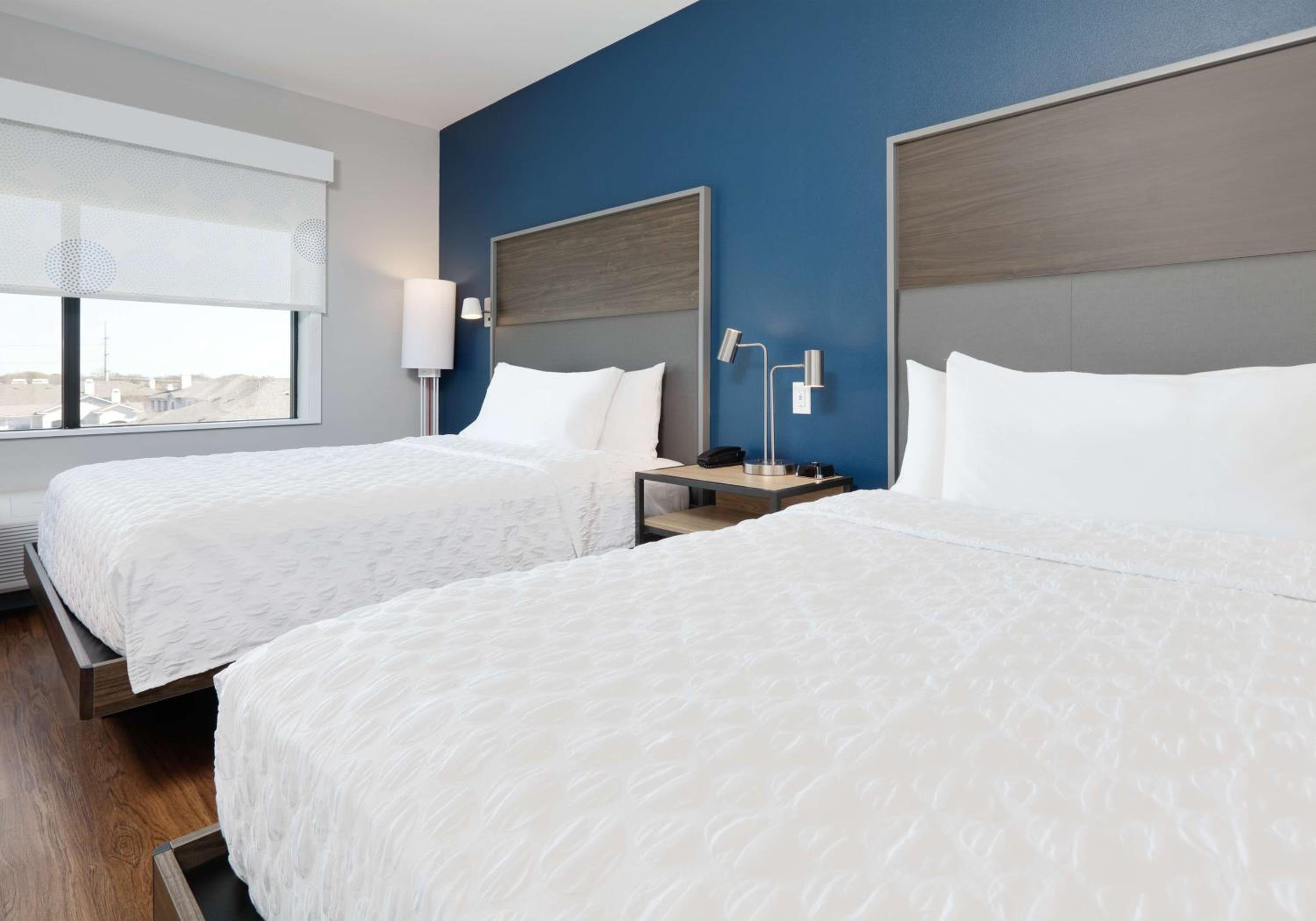 Queen Room with Two Queen Beds - Photo 2