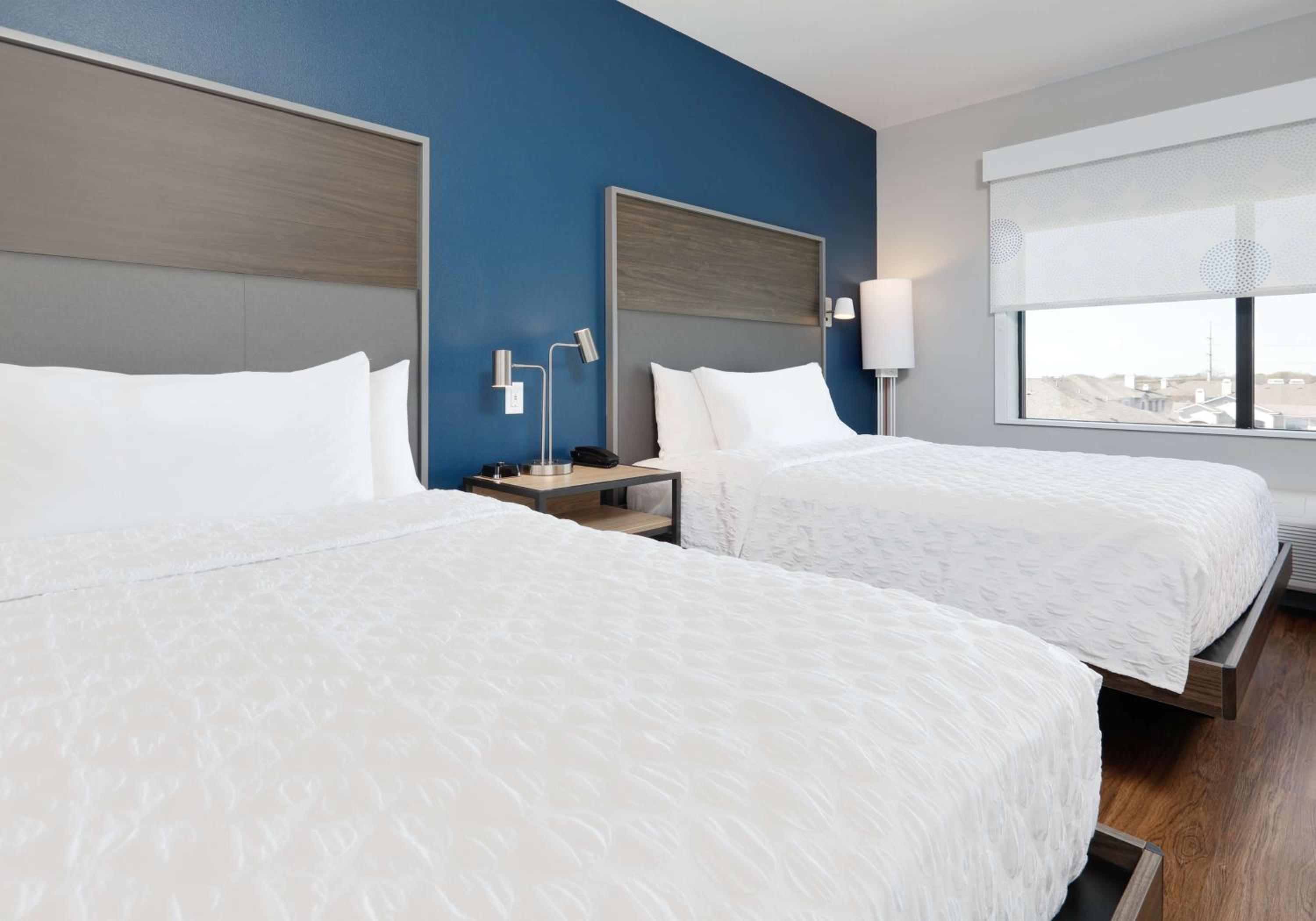 Queen Room with Two Queen Beds - Photo 3