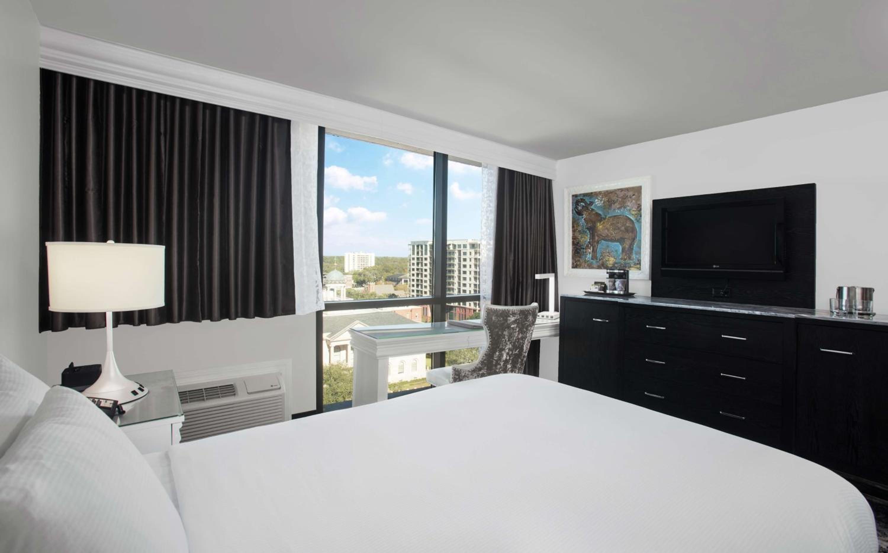 Queen Room with Two Queen Beds - Photo 2