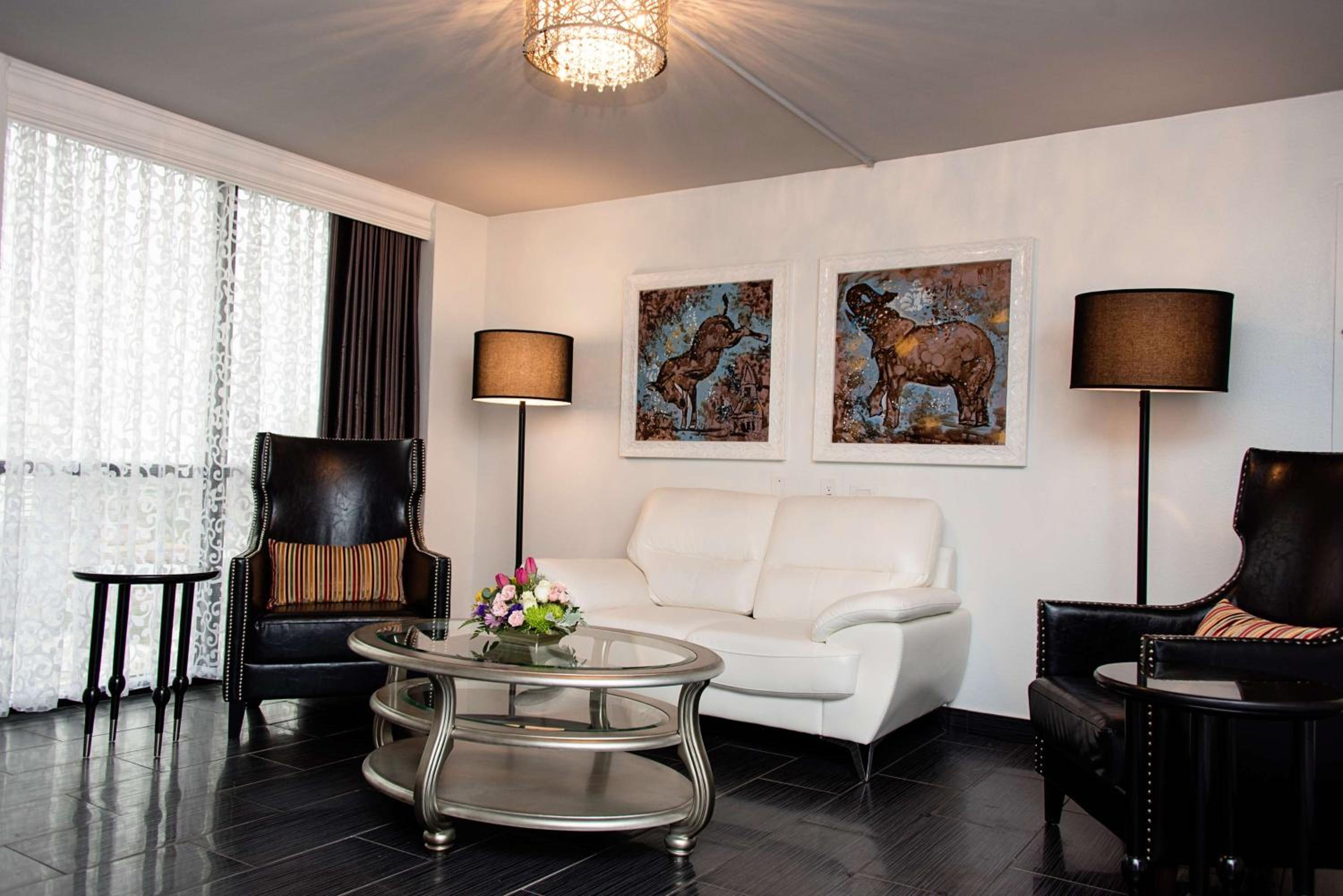 Junior King Suite - Non-Smoking photo 2
