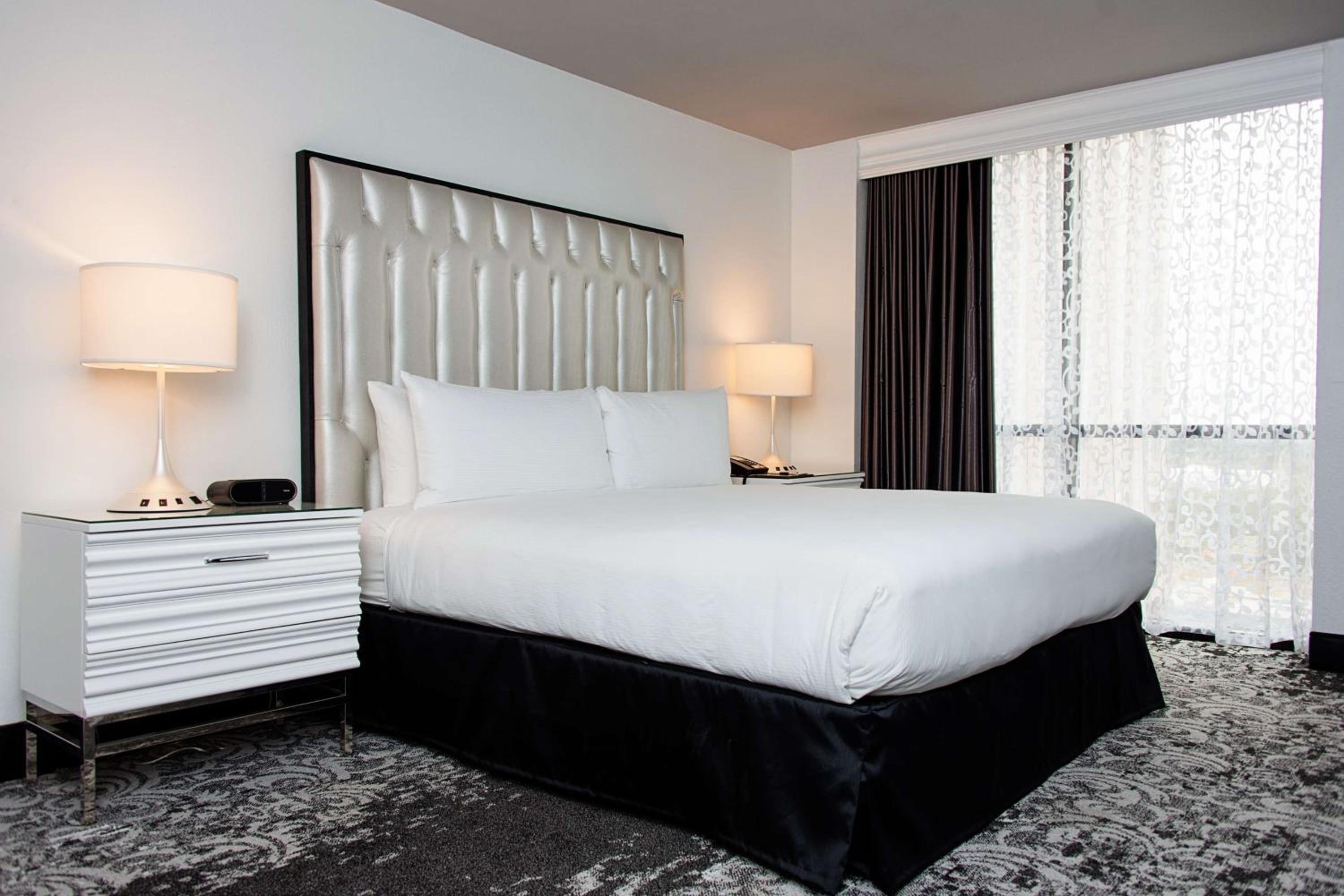 Junior King Suite - Non-Smoking photo 3
