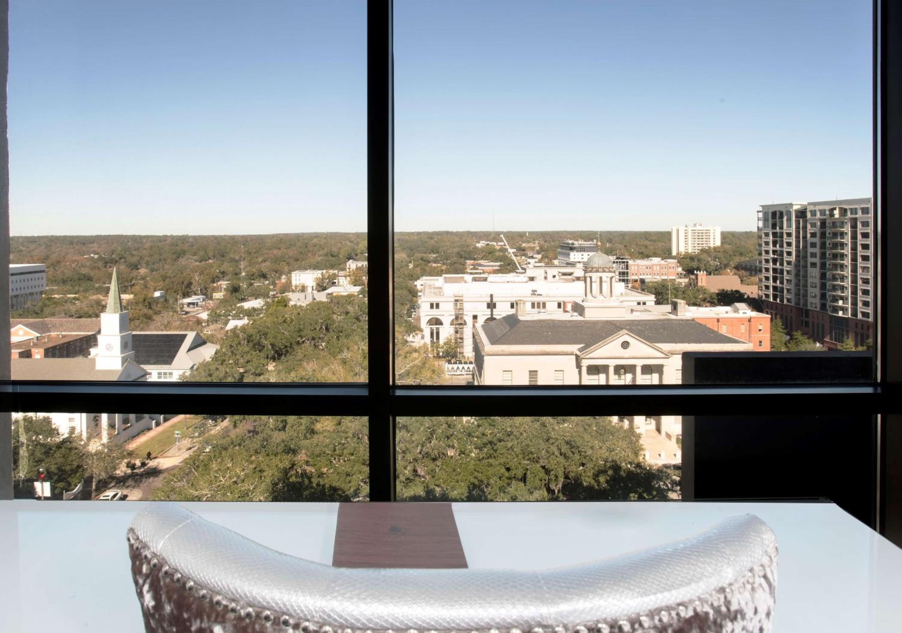 Deluxe King Room - Hearing Accessible/Non-Smoking  - Photo 2