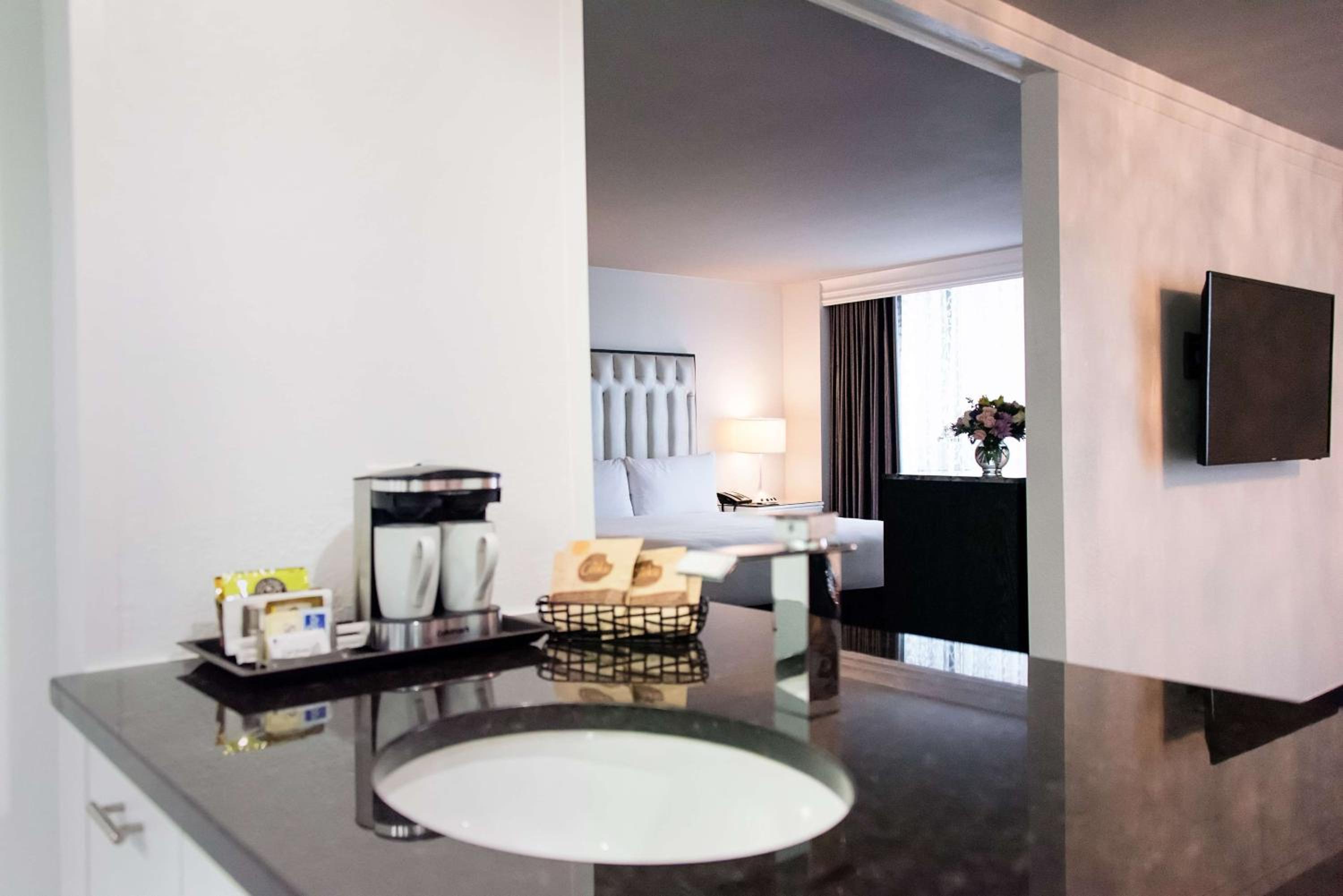 Junior King Suite - Non-Smoking photo 1