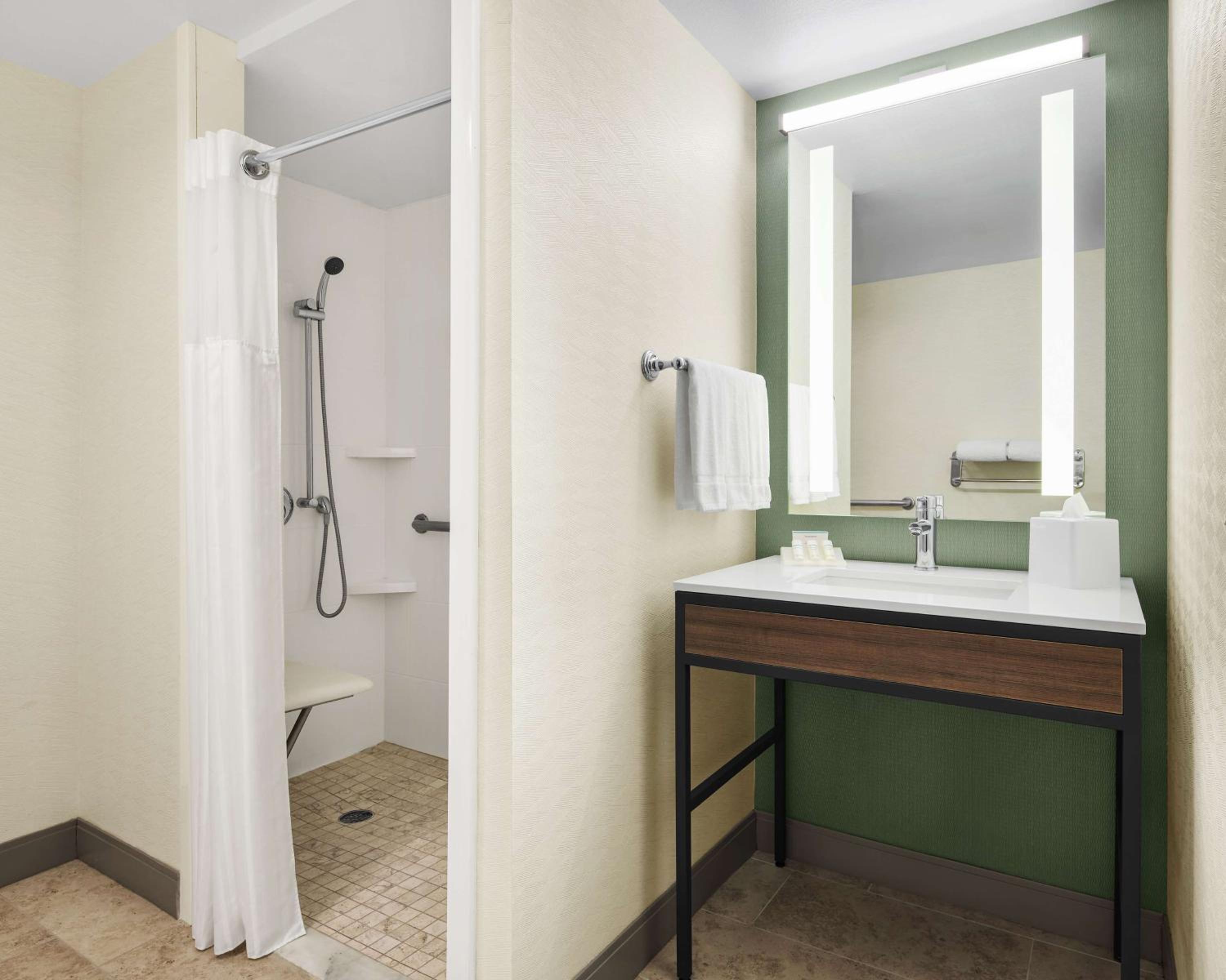 King Room - Mobility and Hearing Access - Photo 2