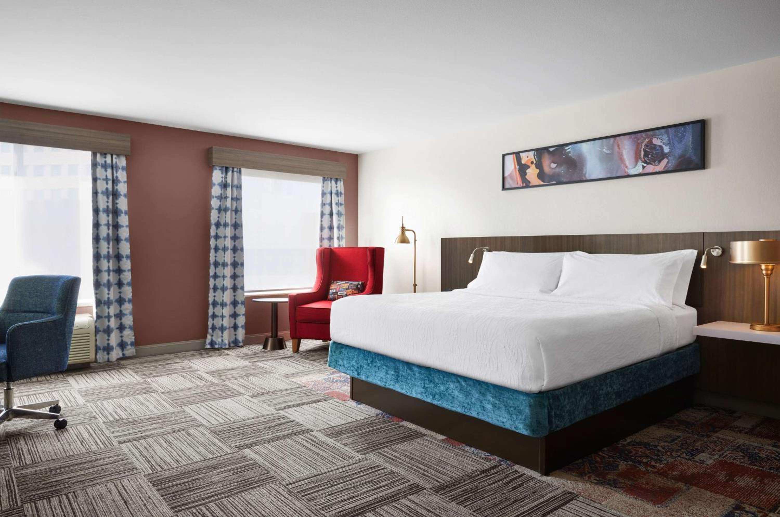 King Room - Mobility and Hearing Access - Photo 4