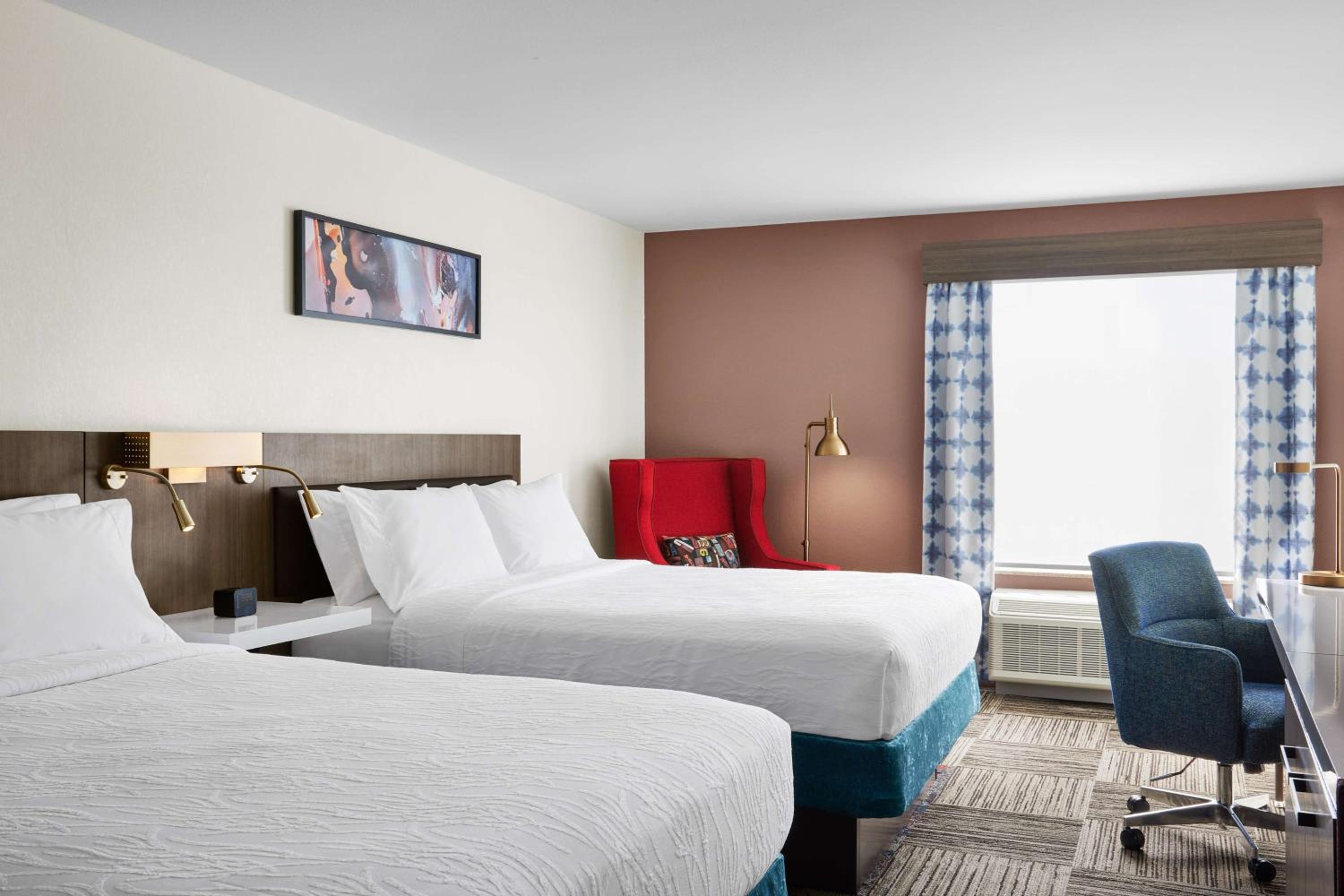 Queen Room with Two Queen Beds - Photo 3