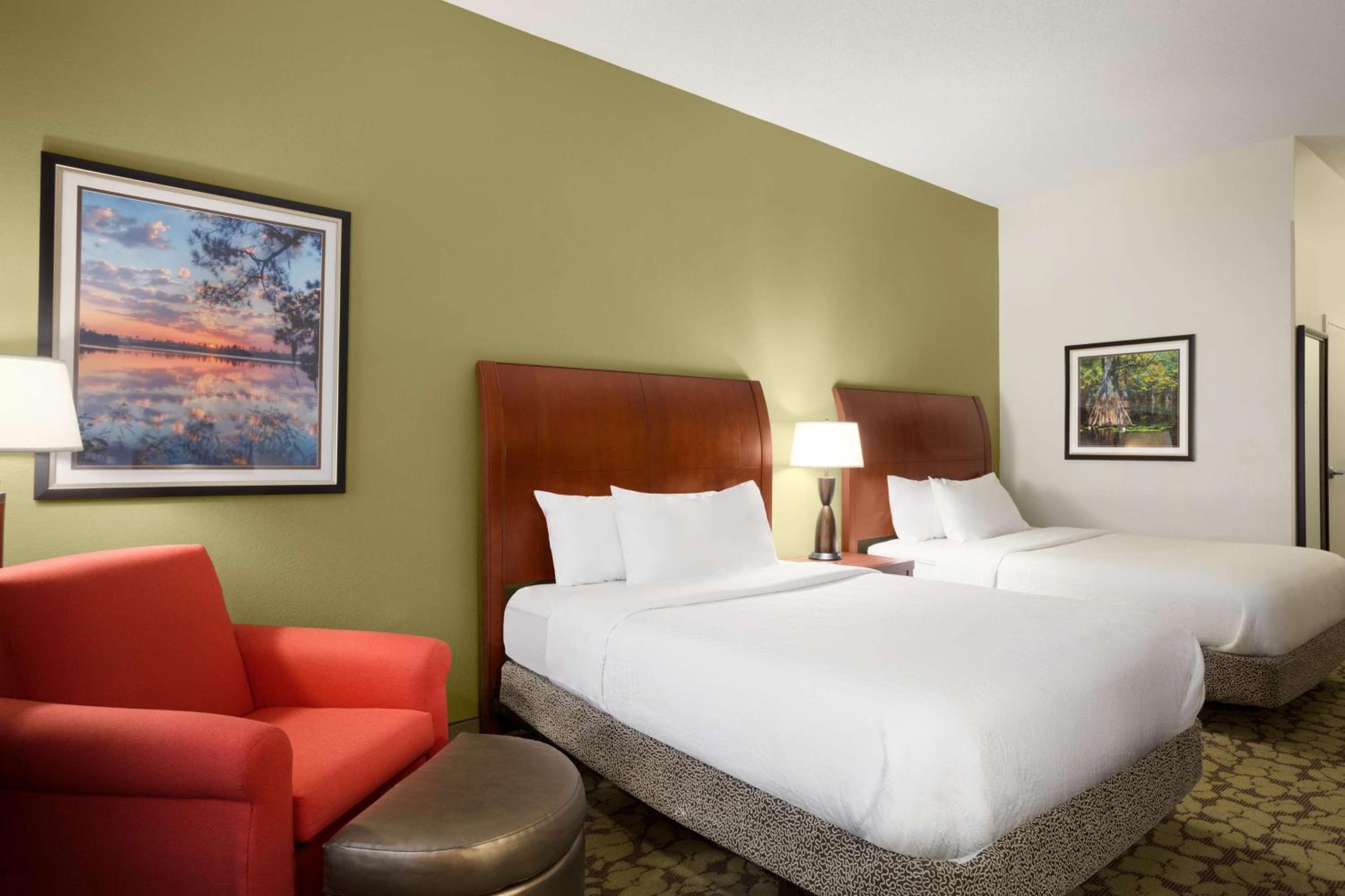 Queen Room with Two Queen Beds - Photo 2