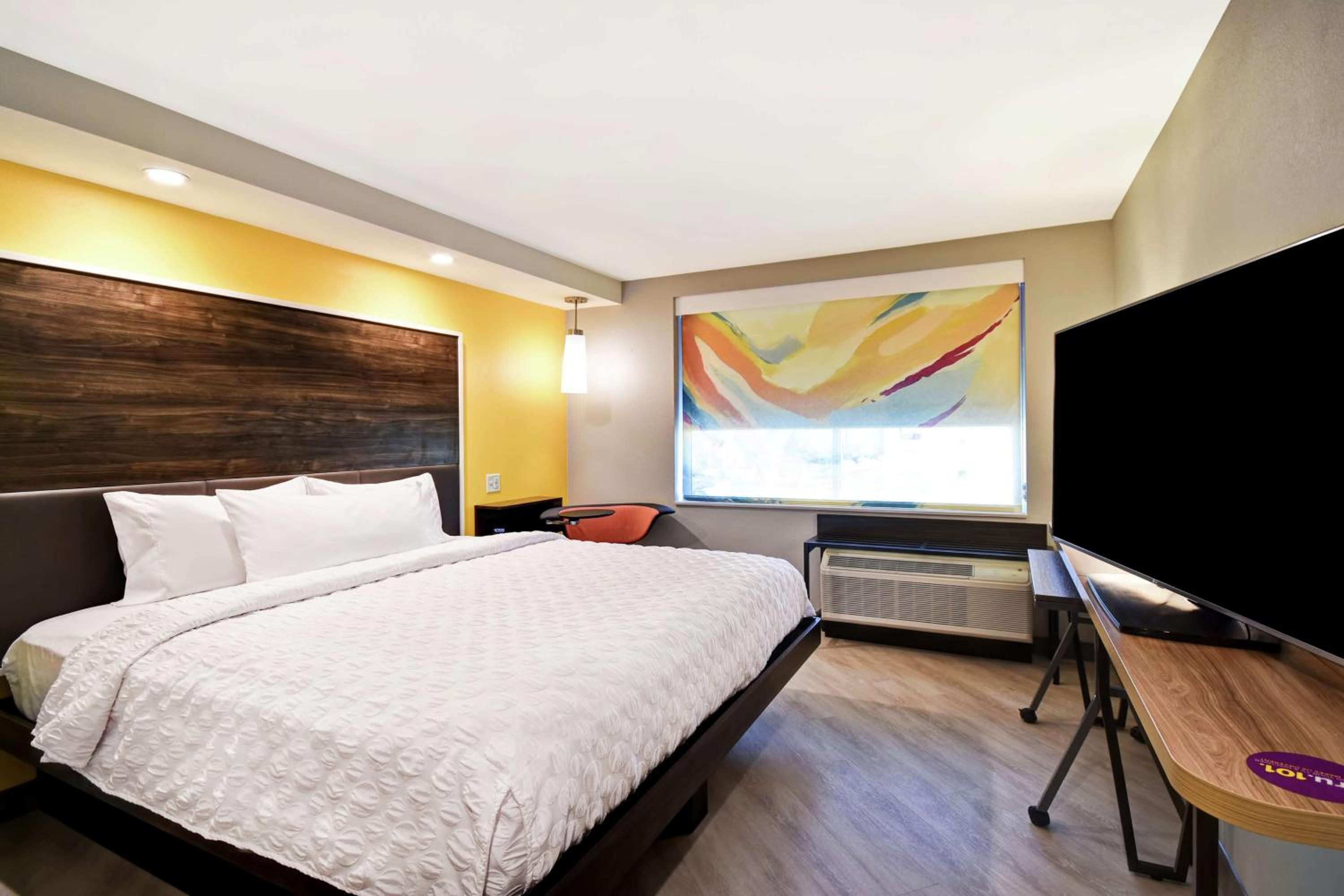 King Room with Roll-In Shower - Mobility Access photo 3