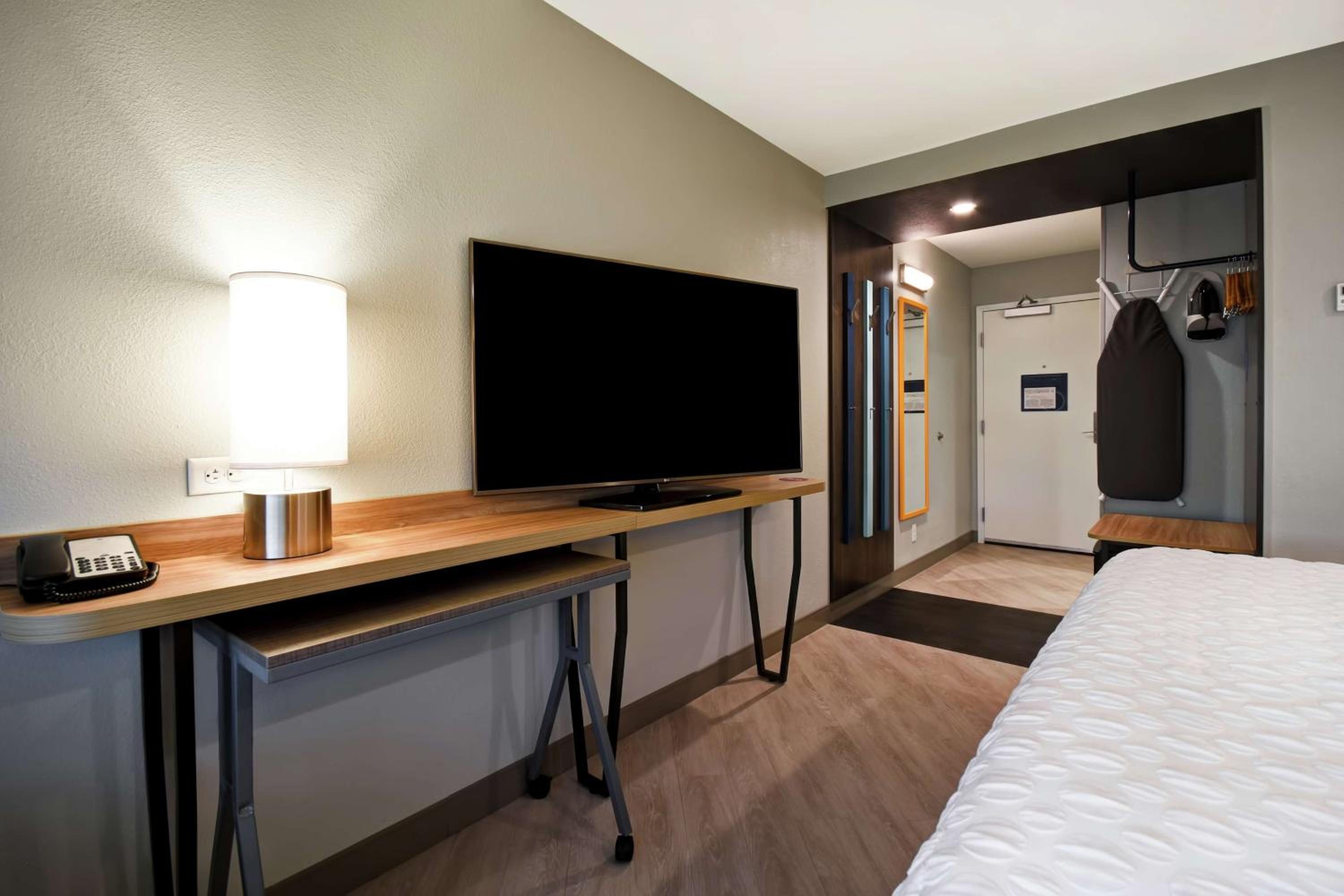 King Room with Roll-In Shower - Mobility Access photo 2