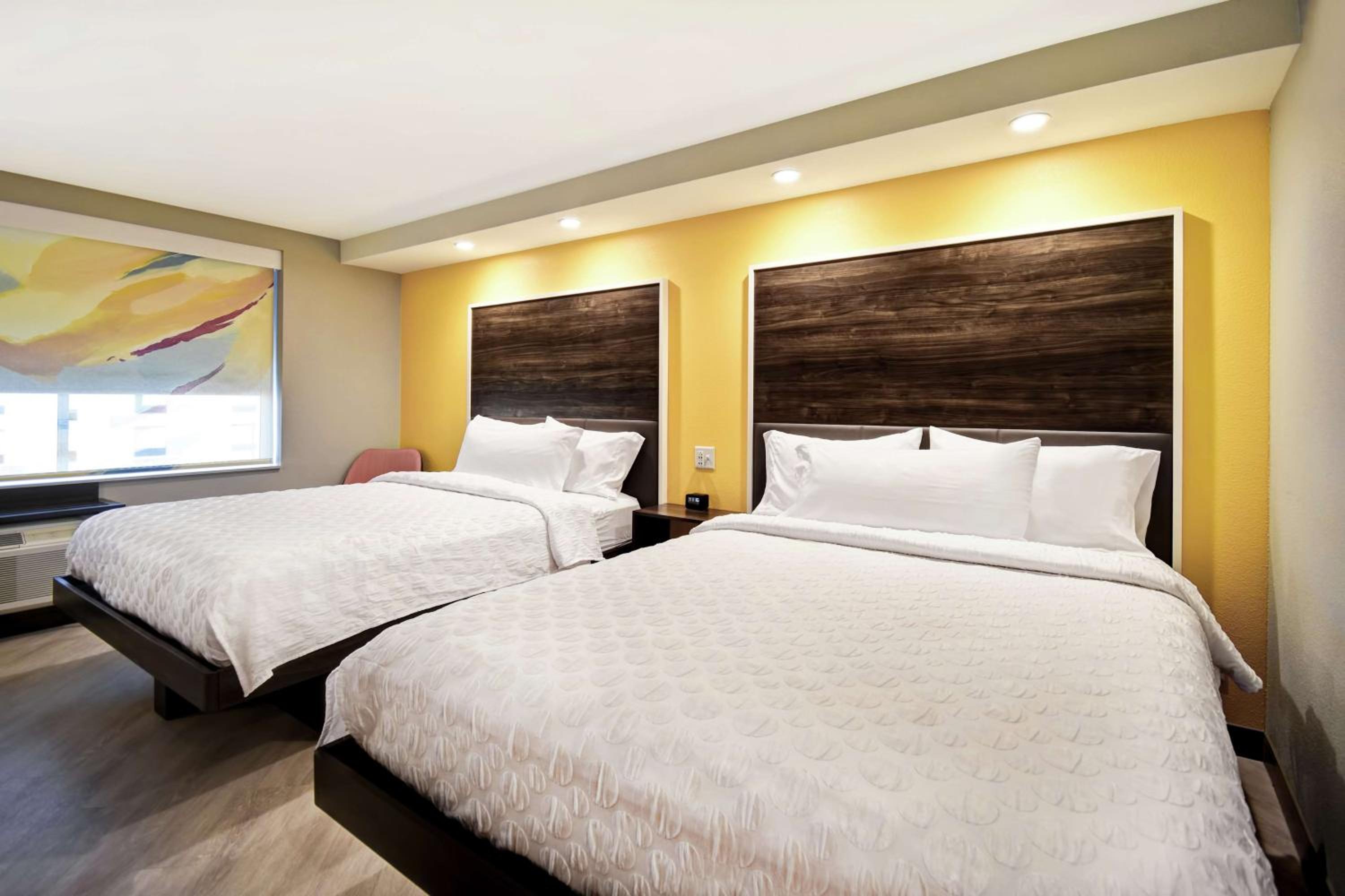 Queen Room with Two Queen Beds - Hearing Access photo 2