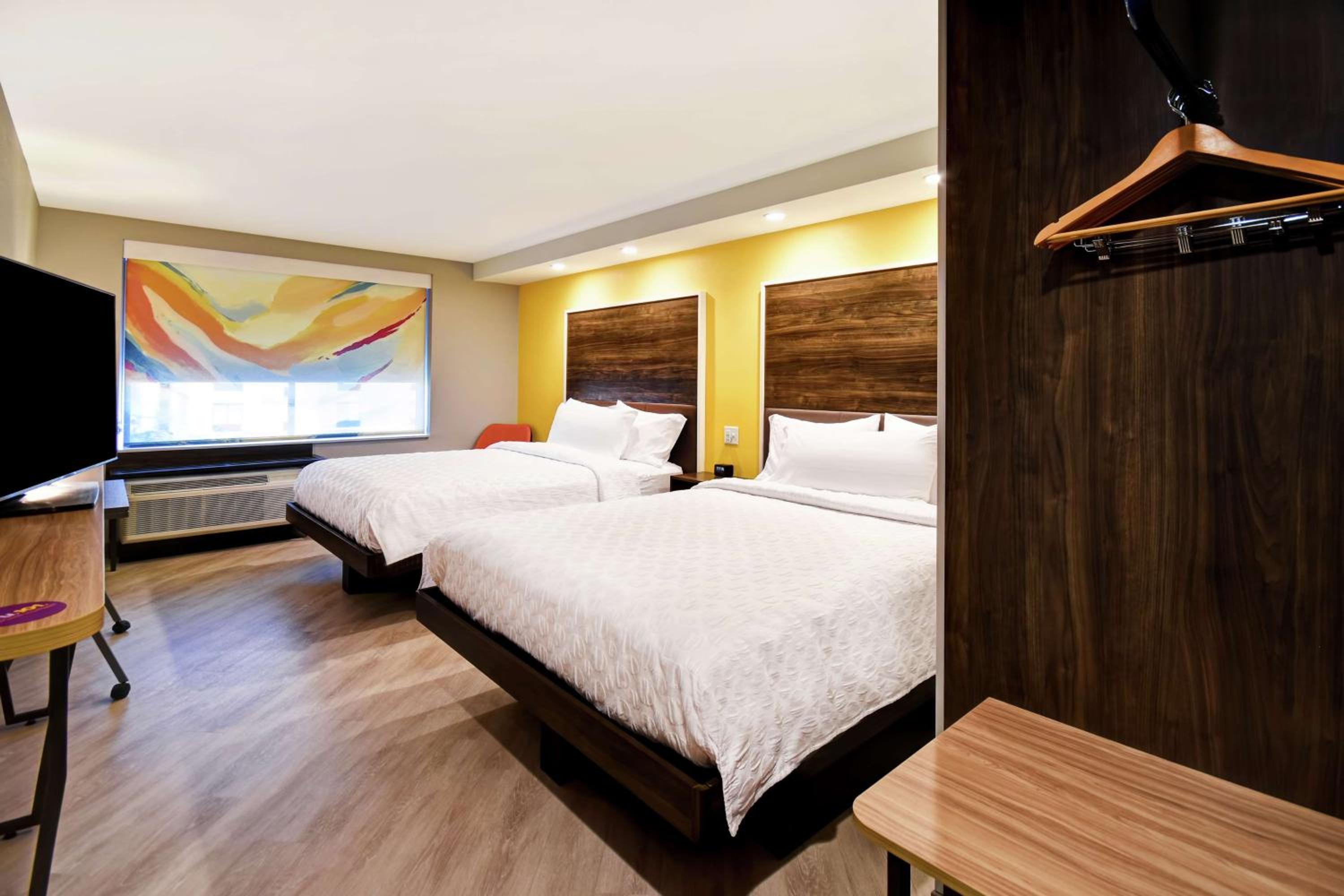 Queen Room with Two Queen Beds - Hearing Access photo 3
