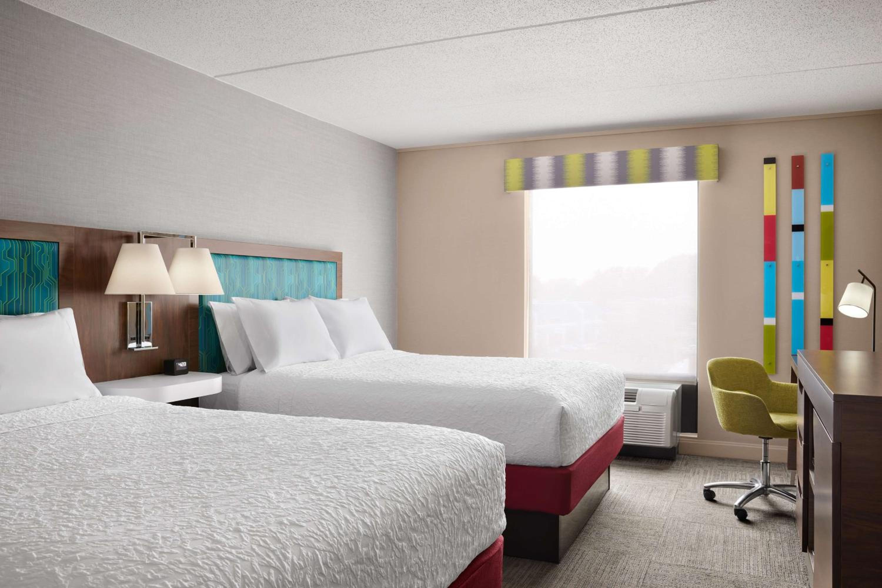 Room with Two Queen Beds - Non-Smoking - Photo 4