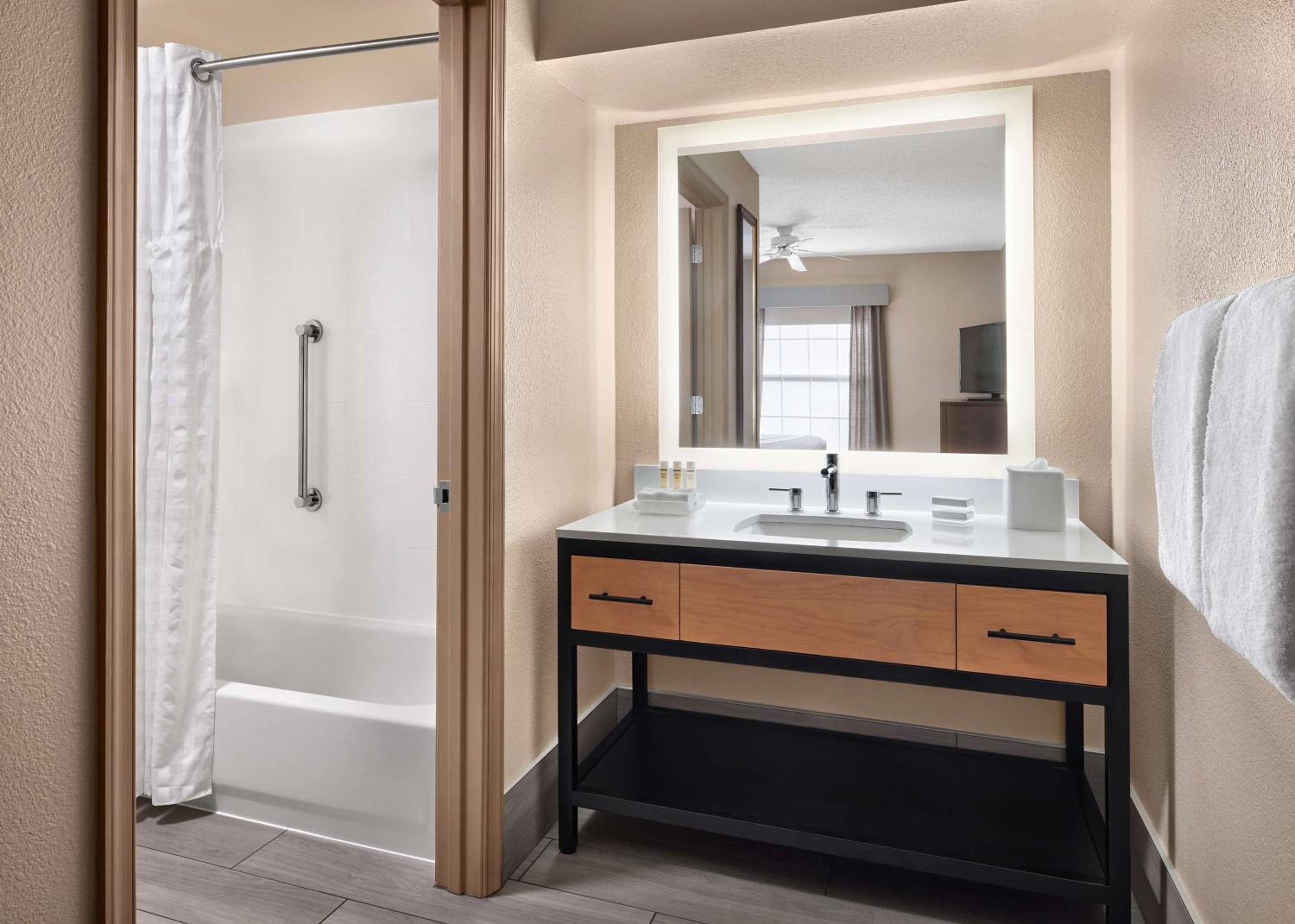 One-Bedroom King Suite - Non-Smoking - Photo 5