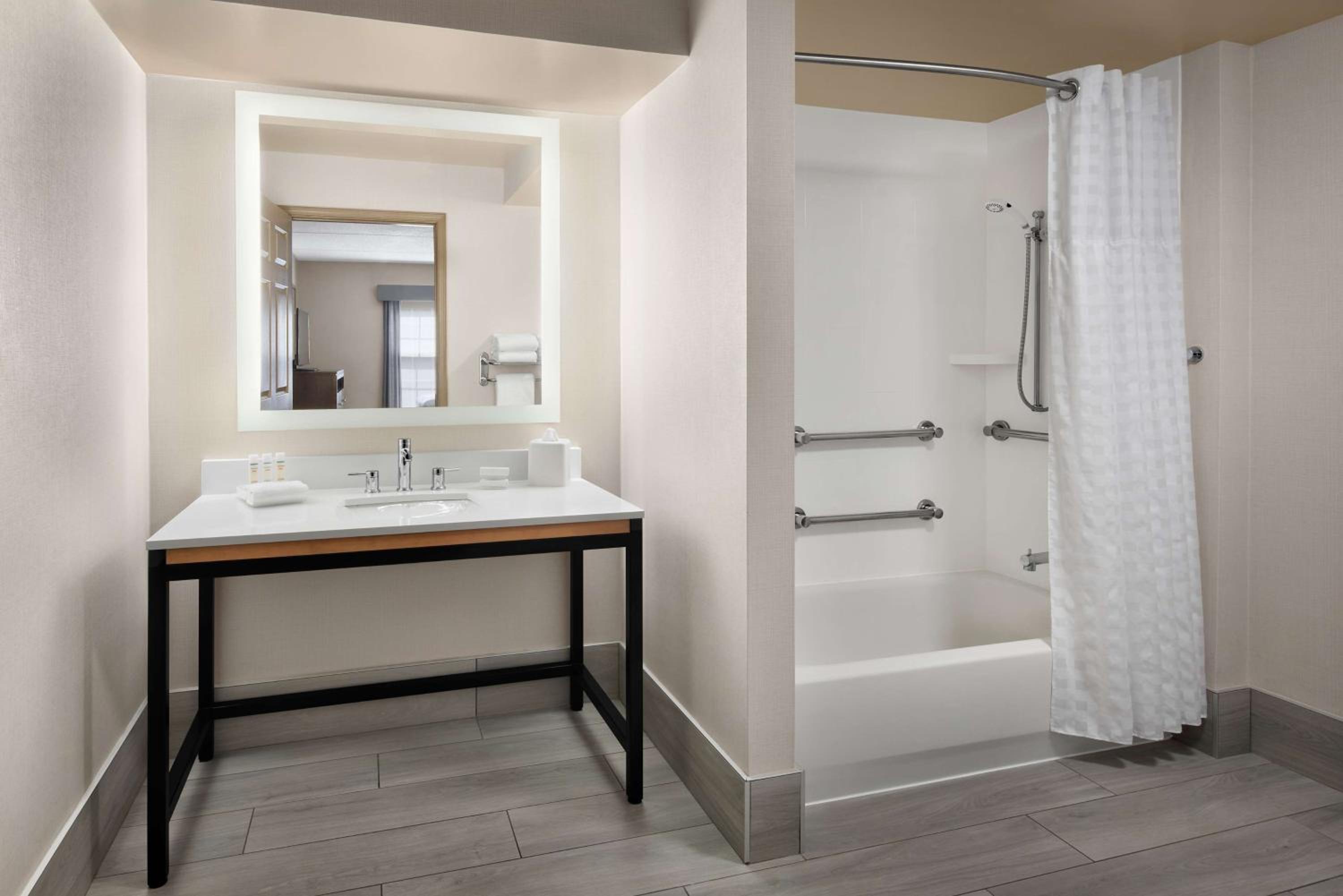 Suite with Two Double Beds - Mobility Access/Non-Smoking - Photo 4