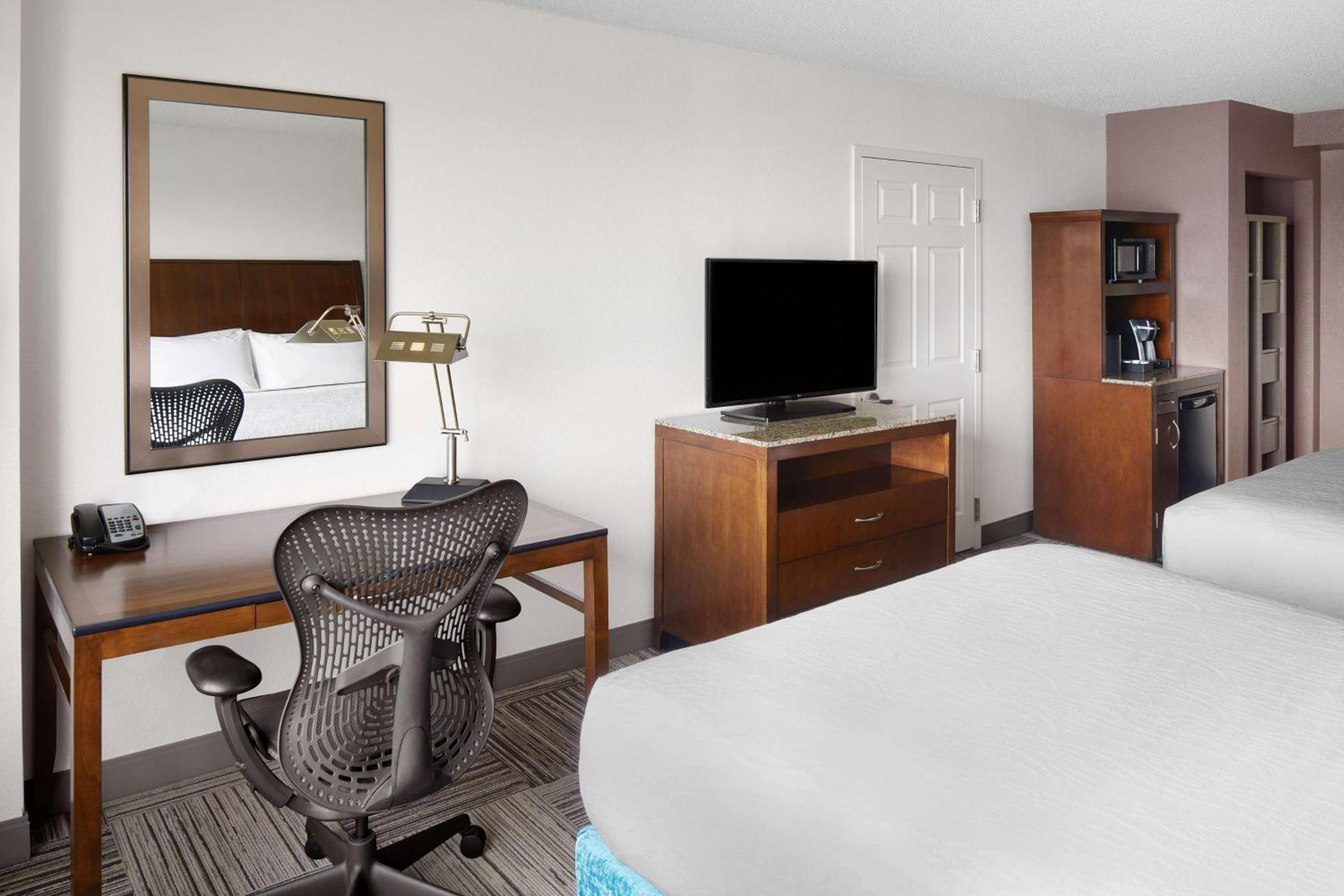 Queen Room with Two Queen Beds - Photo 2