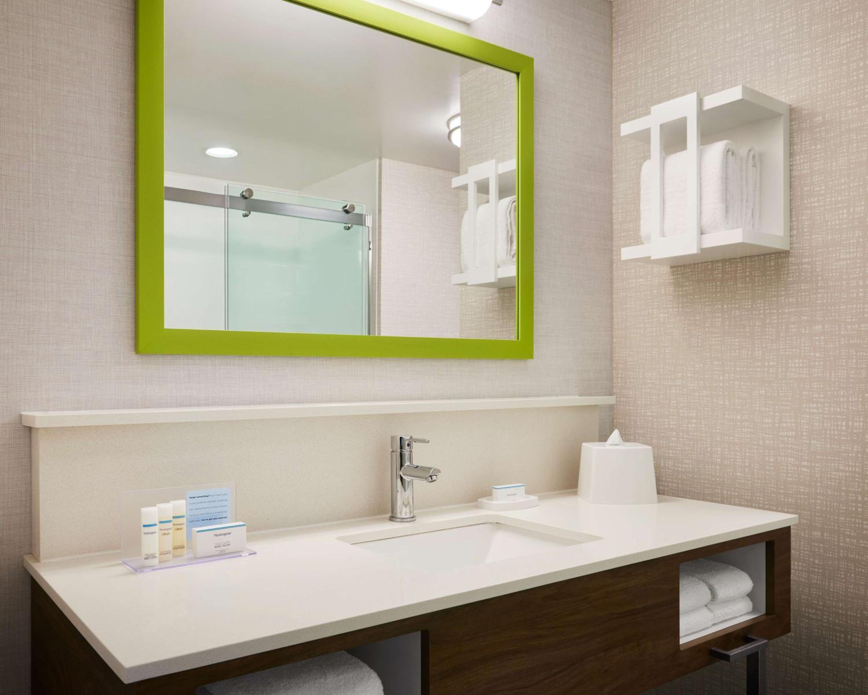 King Room with Shower - Non-Smoking - Photo 4