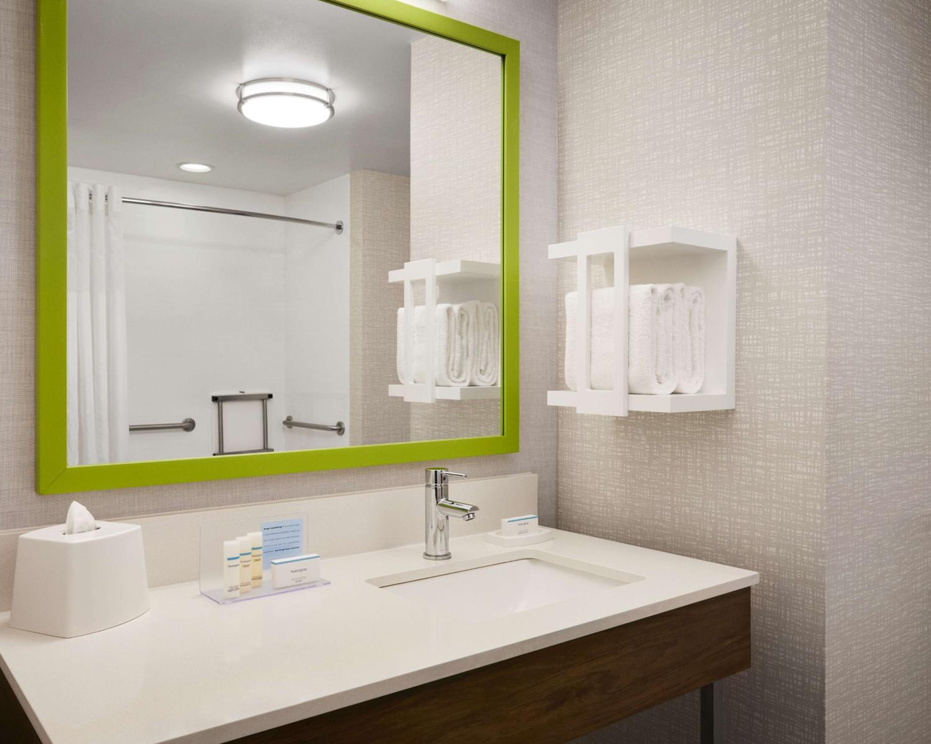 King Room with Accessible Tub - Mobility and Hearing Access/Non-Smoking - Photo 4