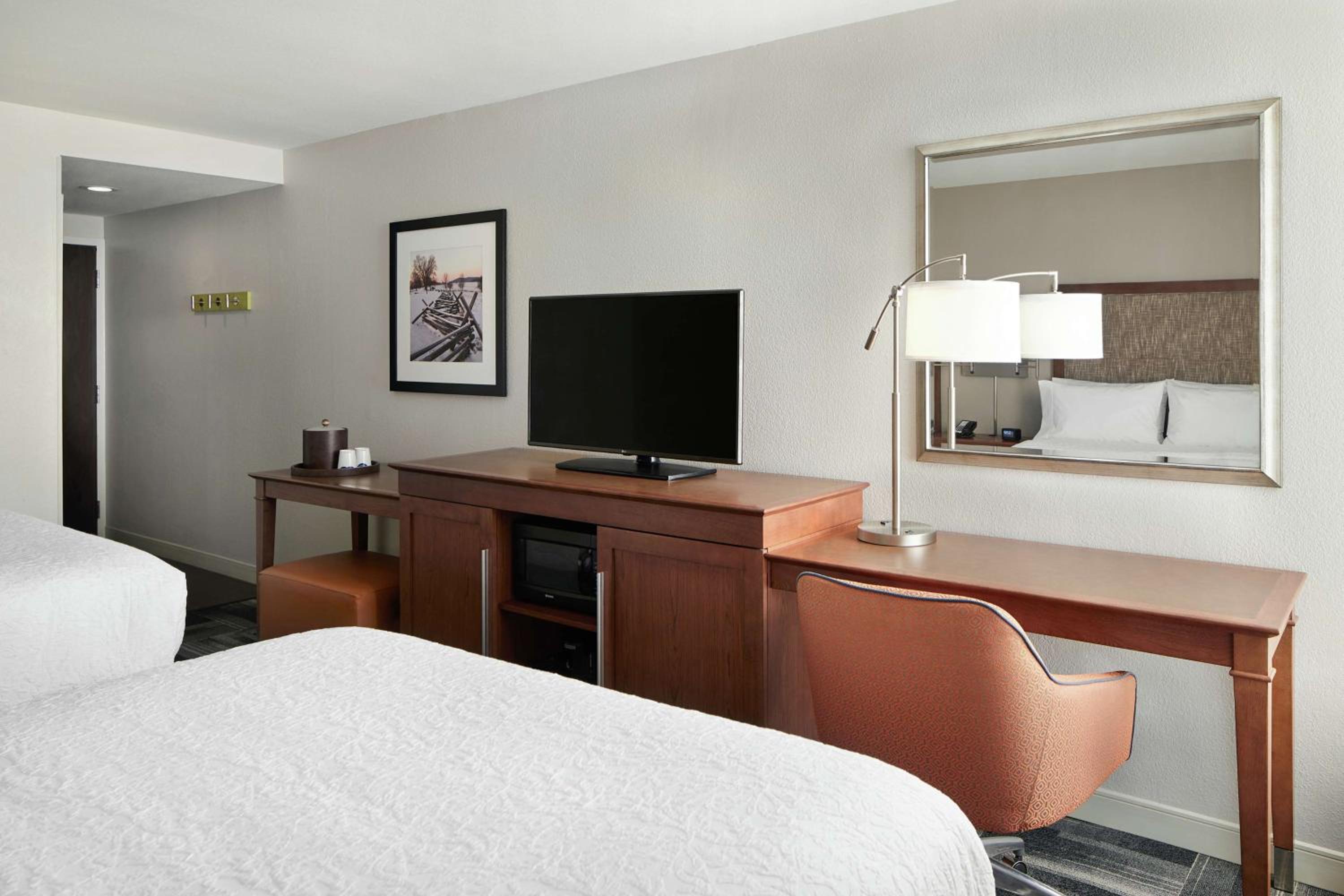 Queen Room with Two Queen Beds (4 Adults) - Photo 4