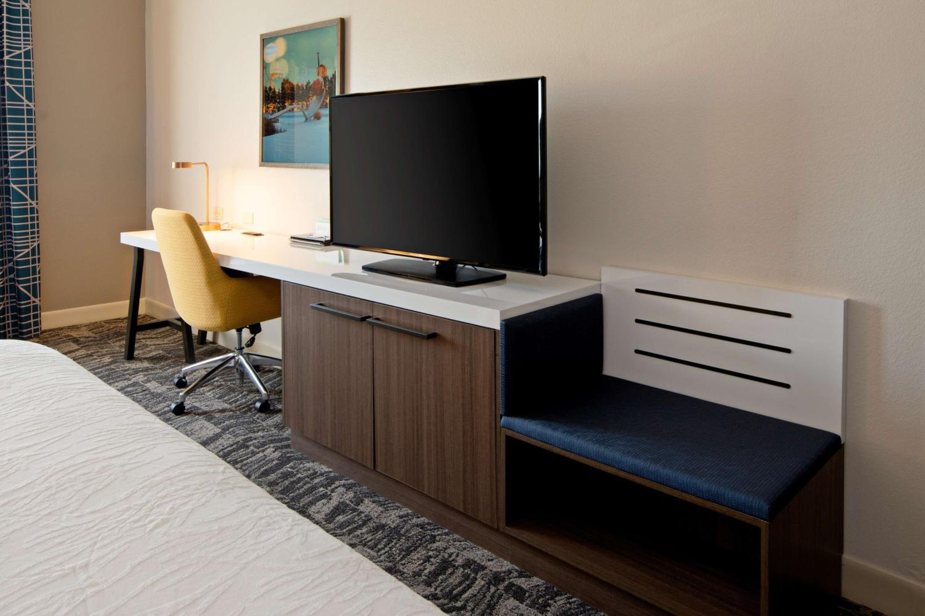King Room with Sofa Bed - Non-Smoking - Photo 2