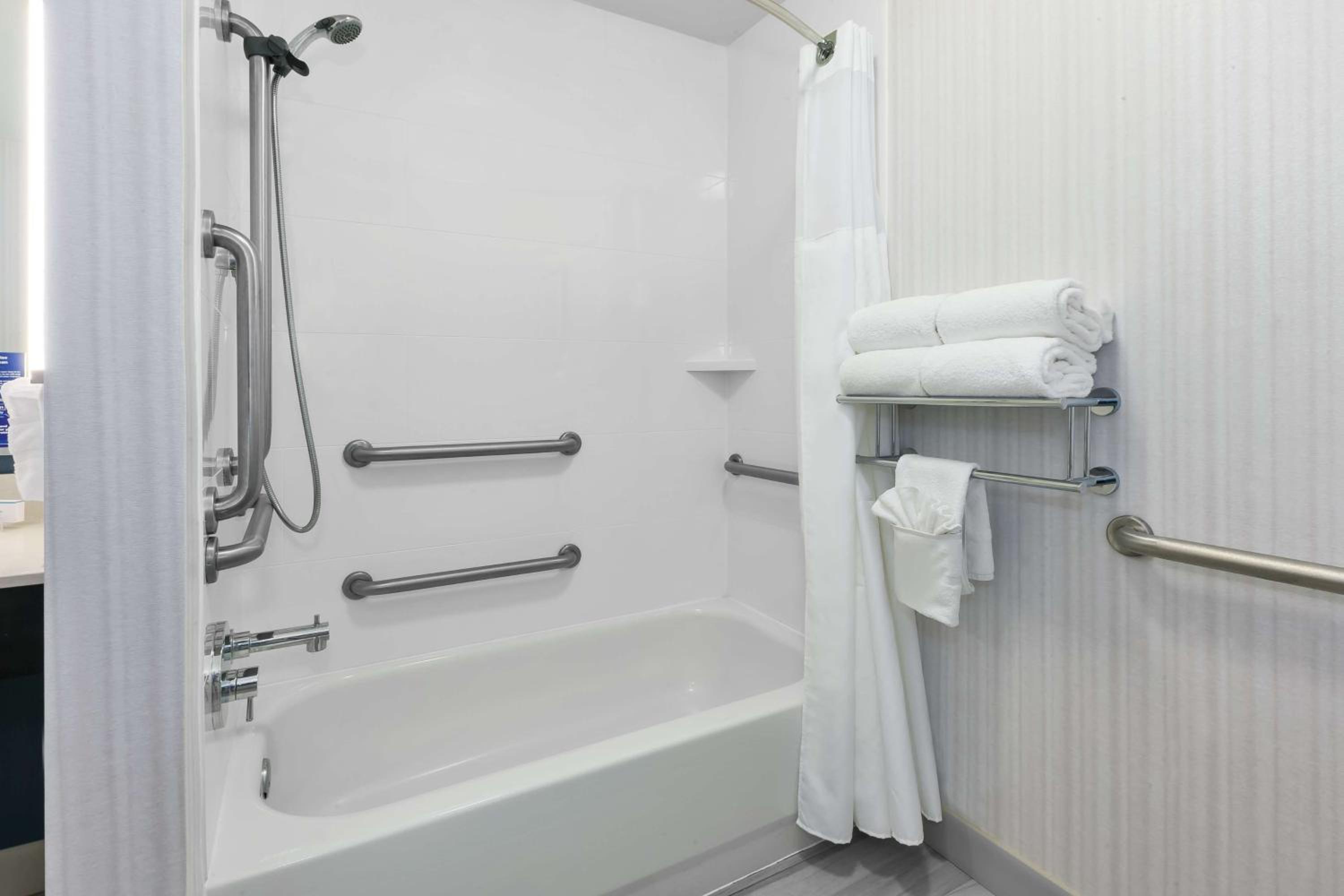King Room with Tub - Mobility and Hearing Access - Photo 3