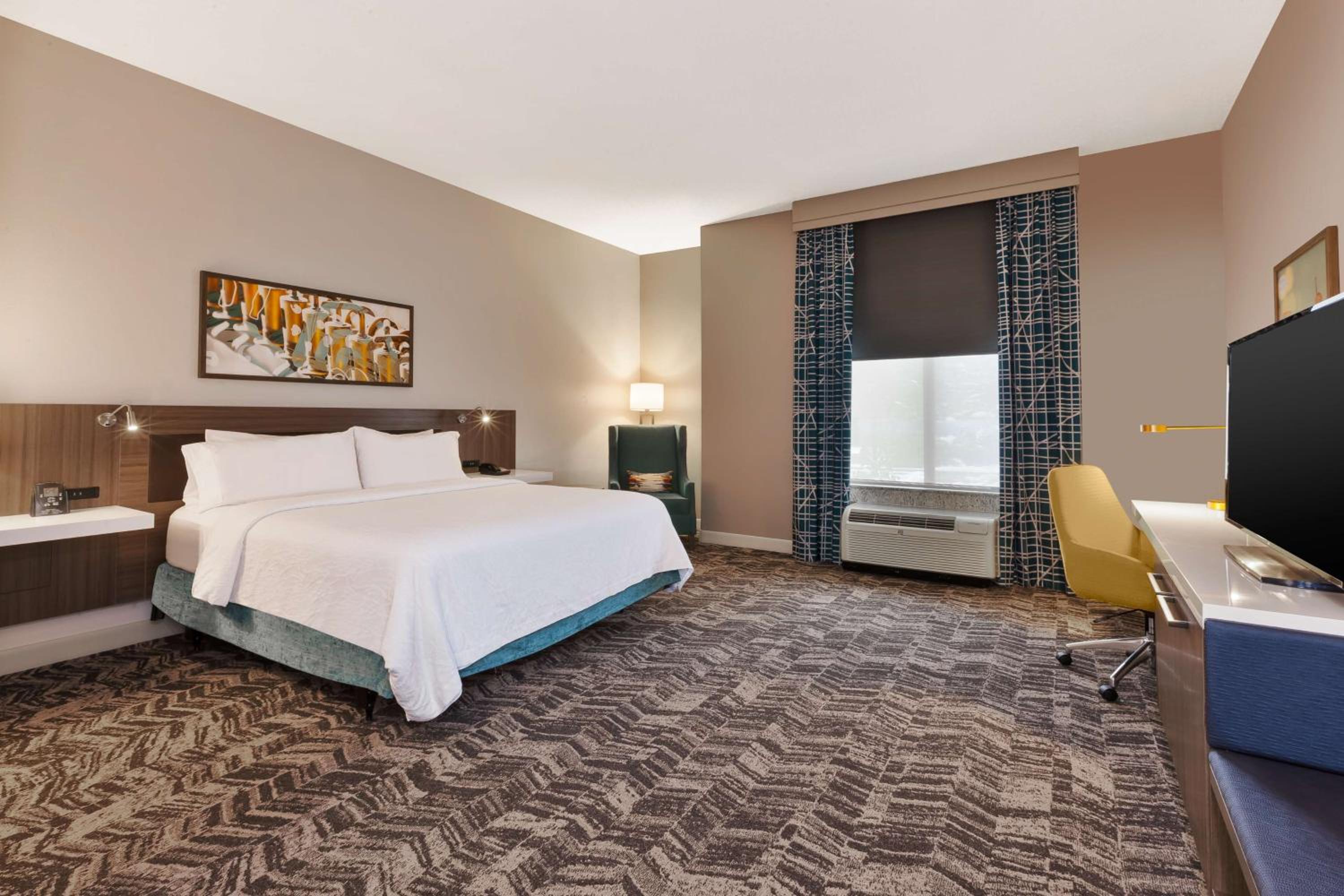 King Room with Tub - Mobility and Hearing Access - Photo 1