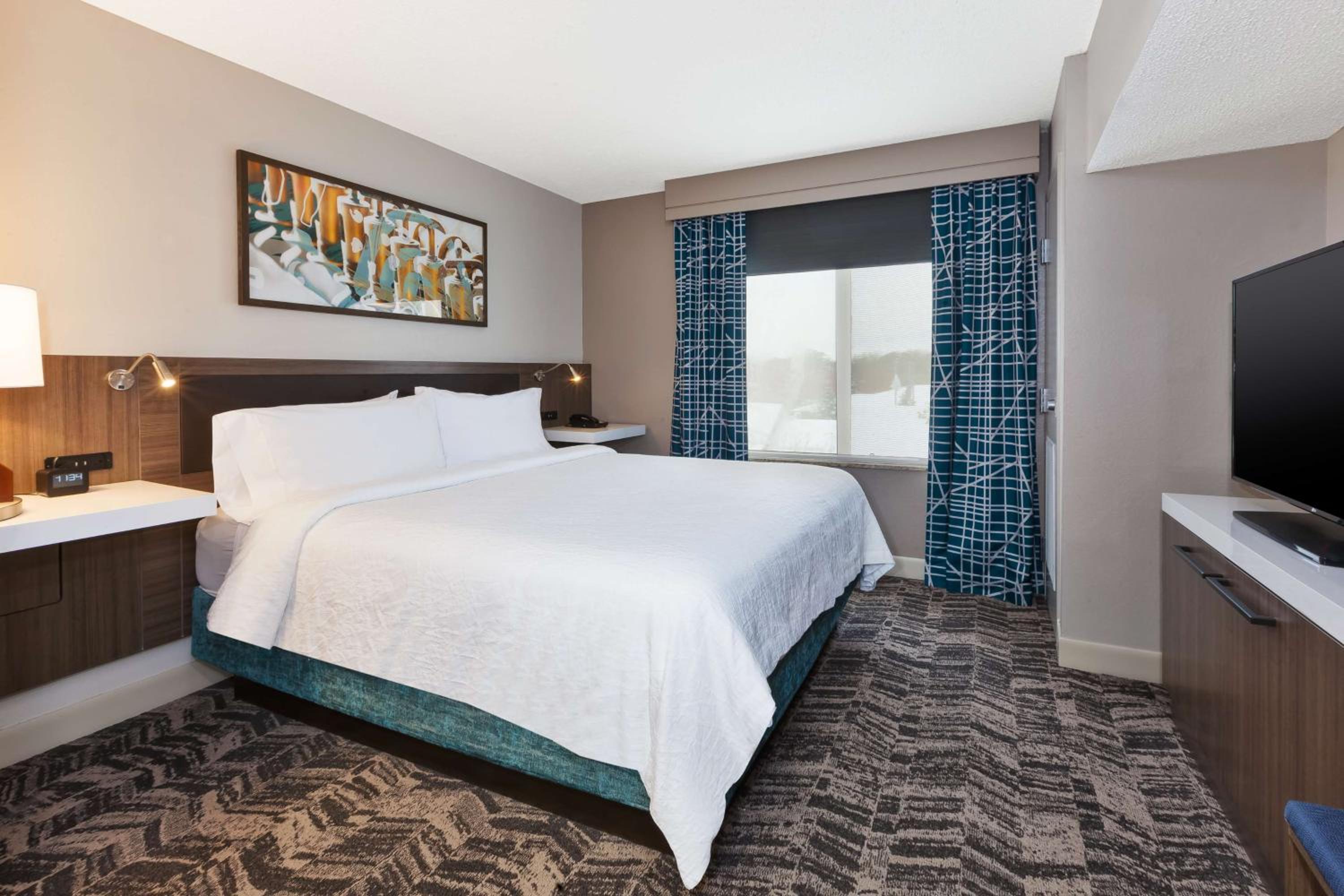 Junior King Suite with Sofa Bed - Photo 2