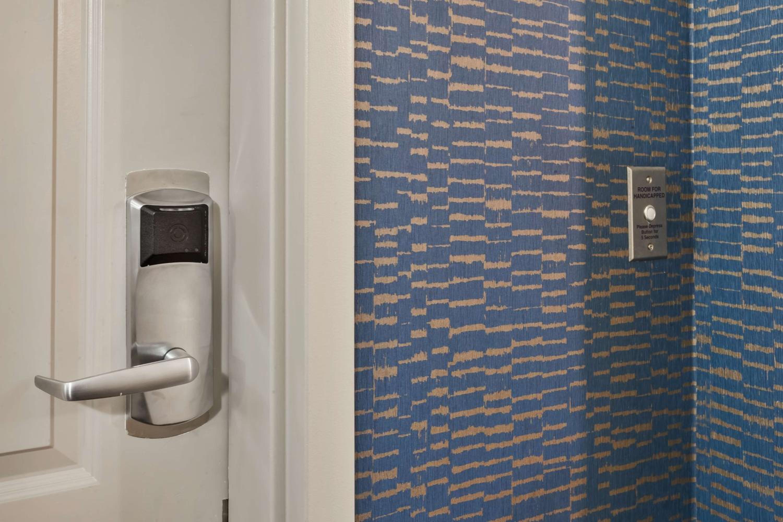 King Room with Tub - Mobility and Hearing Access - Photo 2
