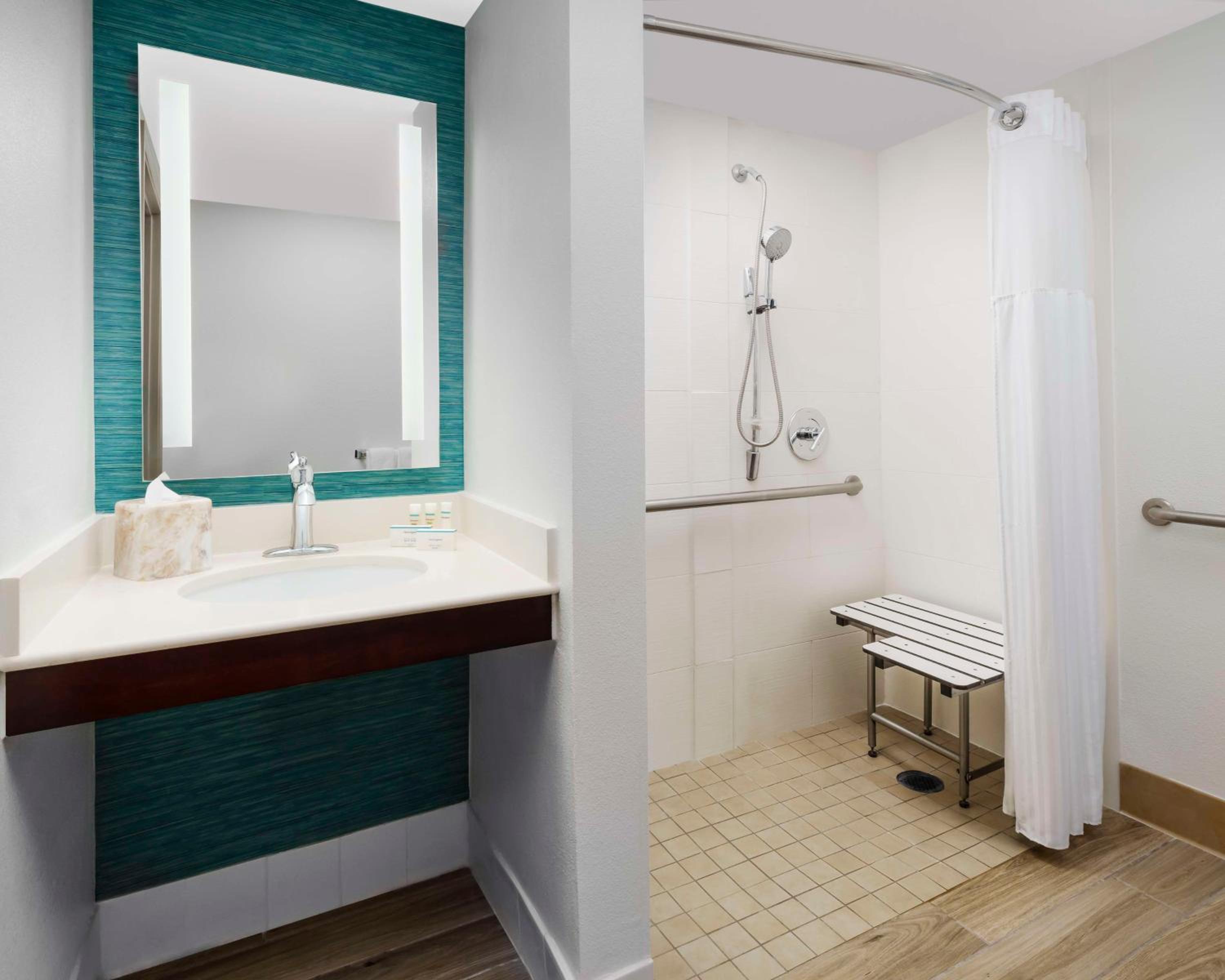 Queen Room with Two Queen Beds - Hearing Access