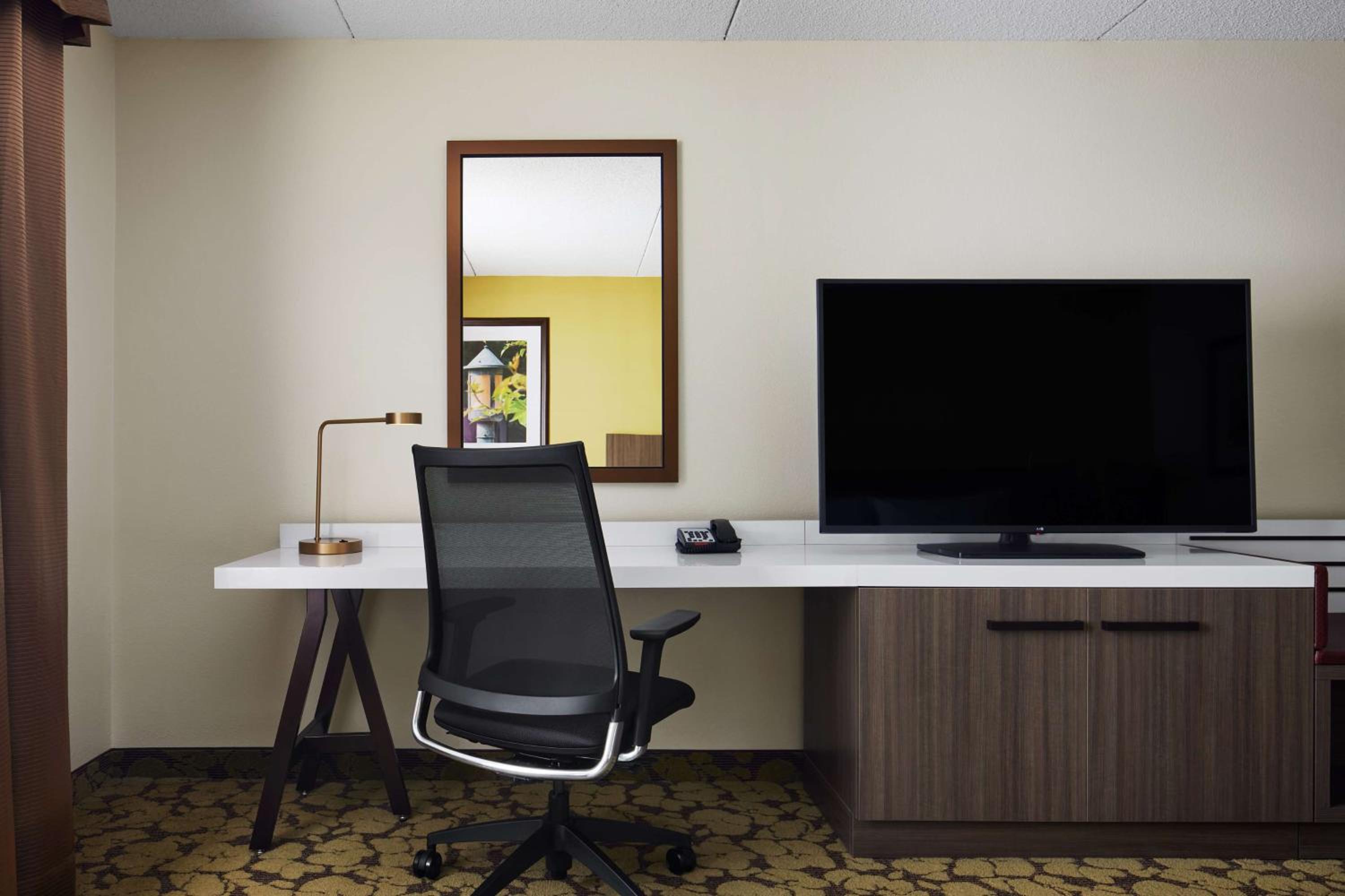 King Room - Non-Smoking - Photo 3