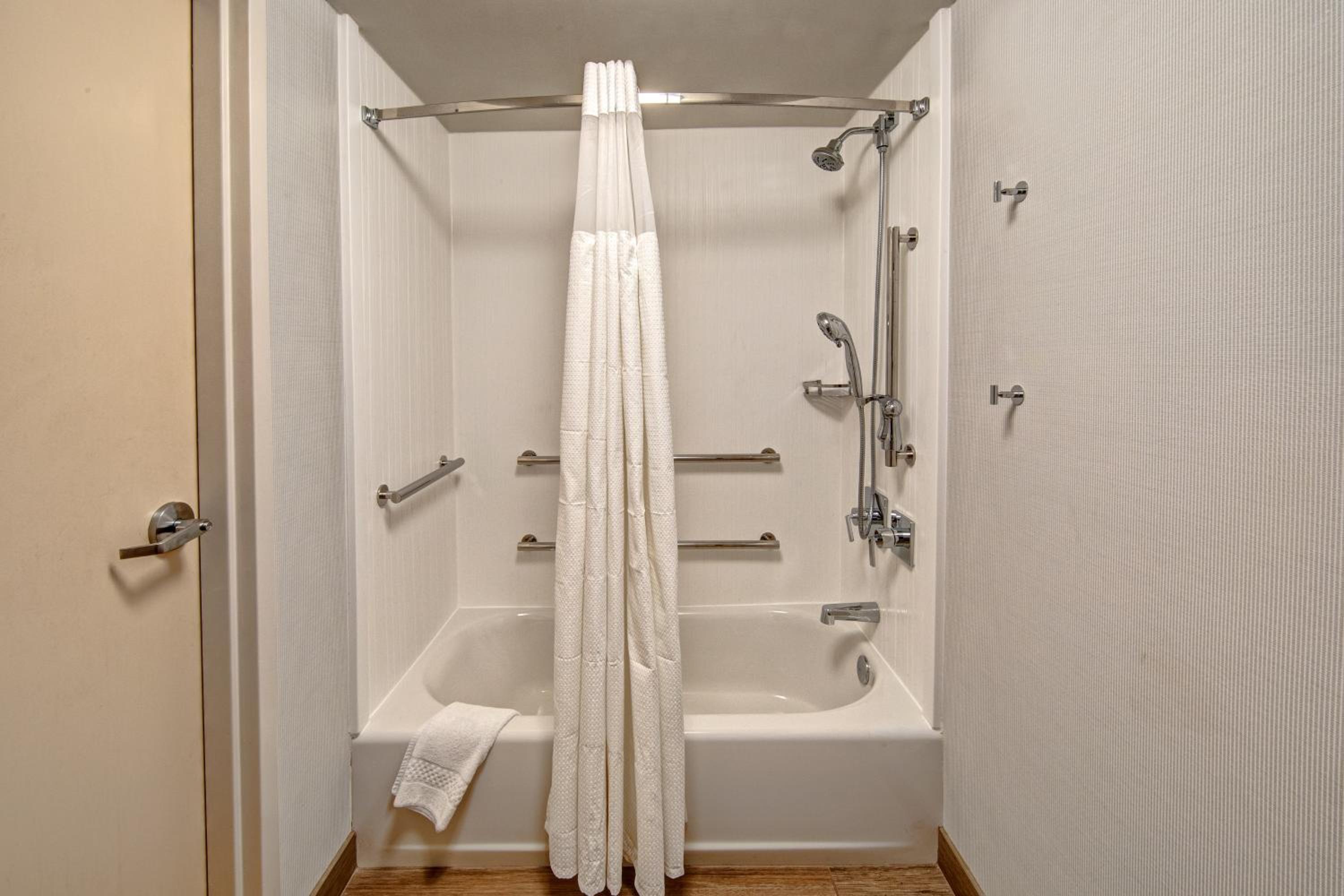 Queen Room with Two Queen Beds - Hearing Accessible photo 2