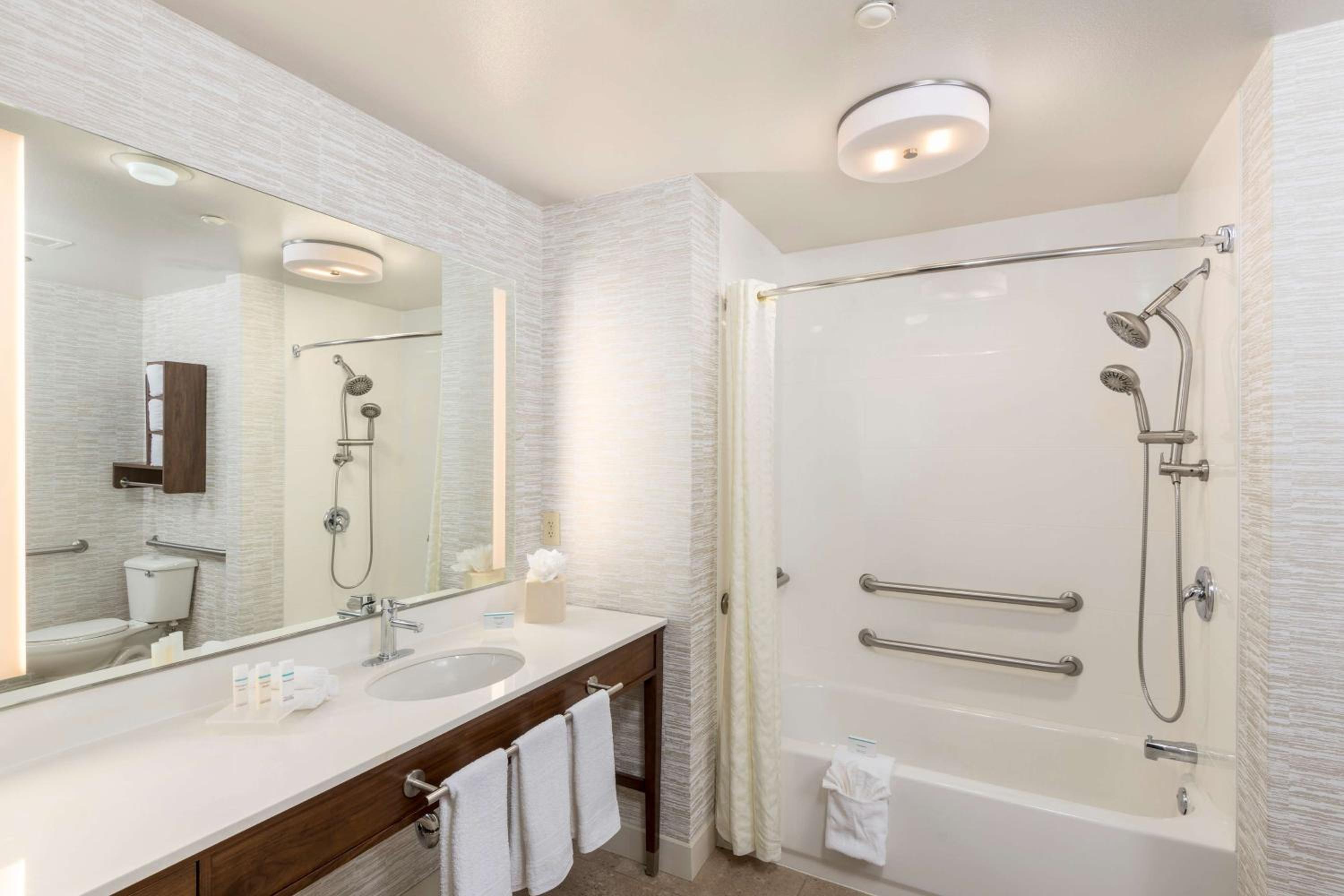 King Suite - Mobility Access/Non-Smoking - Photo 7
