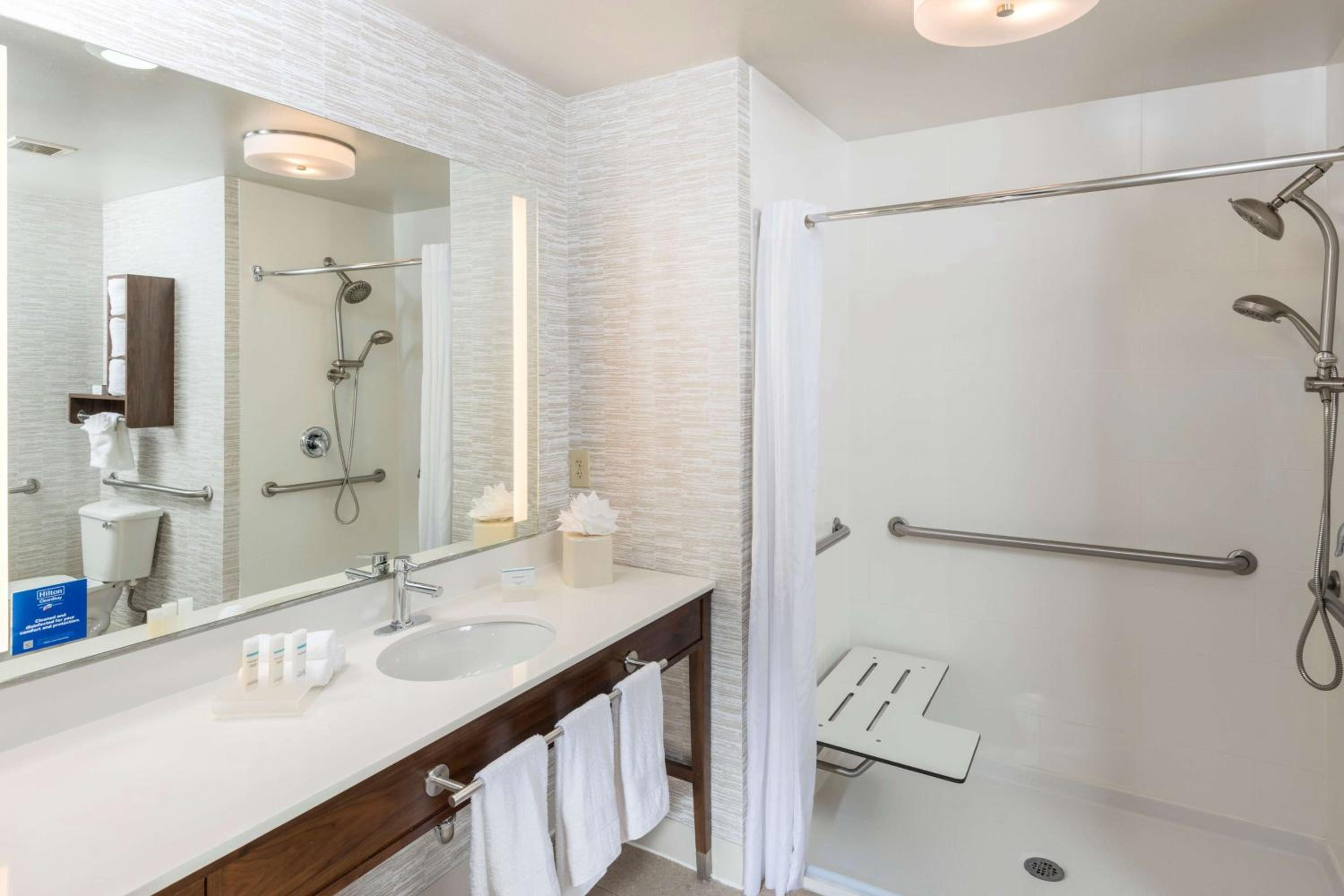 King Suite - Mobility Access/Non-Smoking - Photo 9