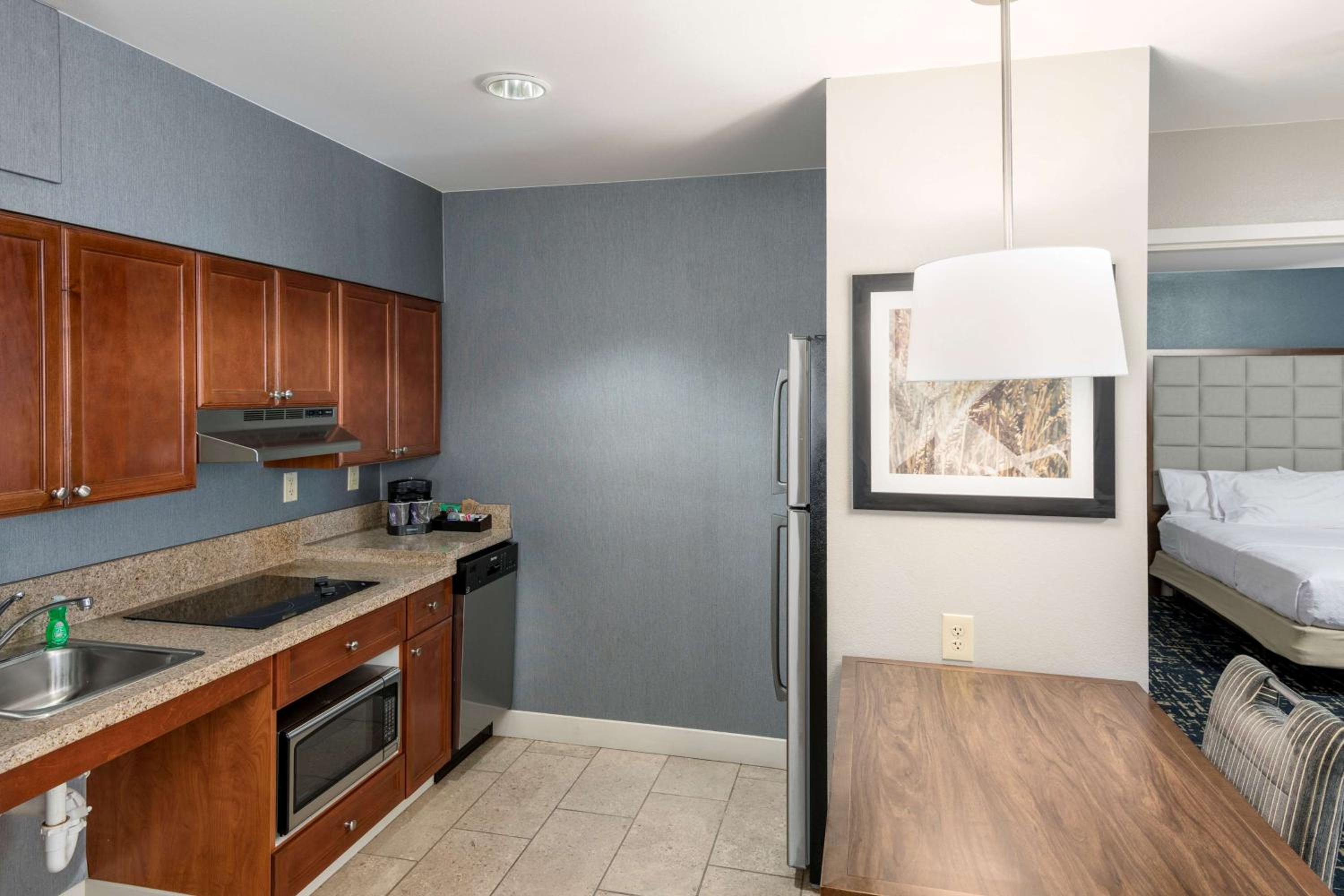 Queen Studio Suite - Non-Smoking - Photo 8