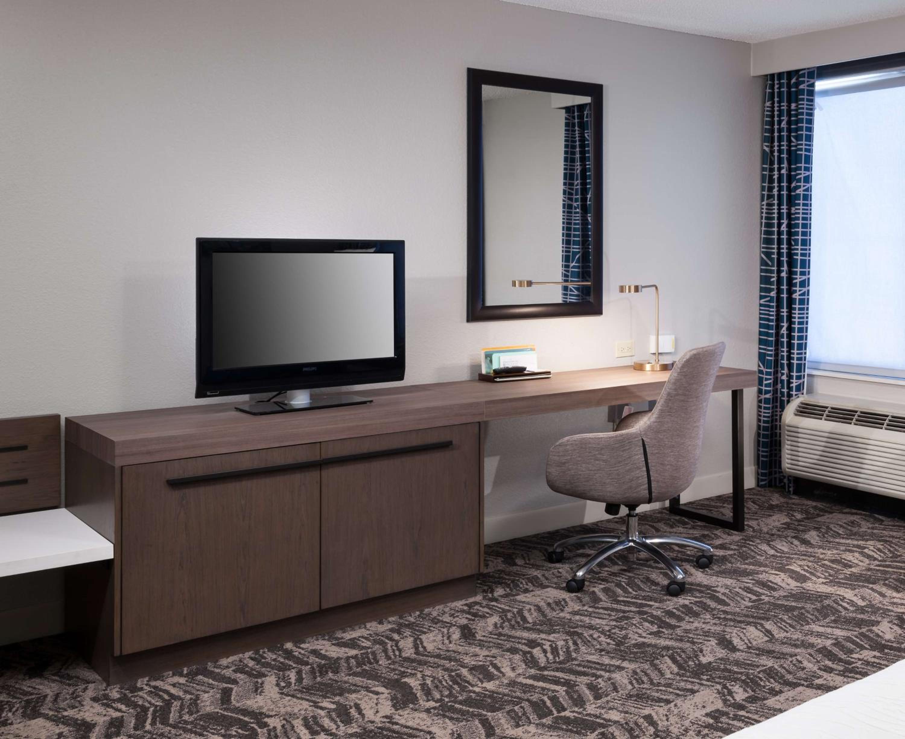 King Room with Roll-In Shower - Mobility Access - Photo 1