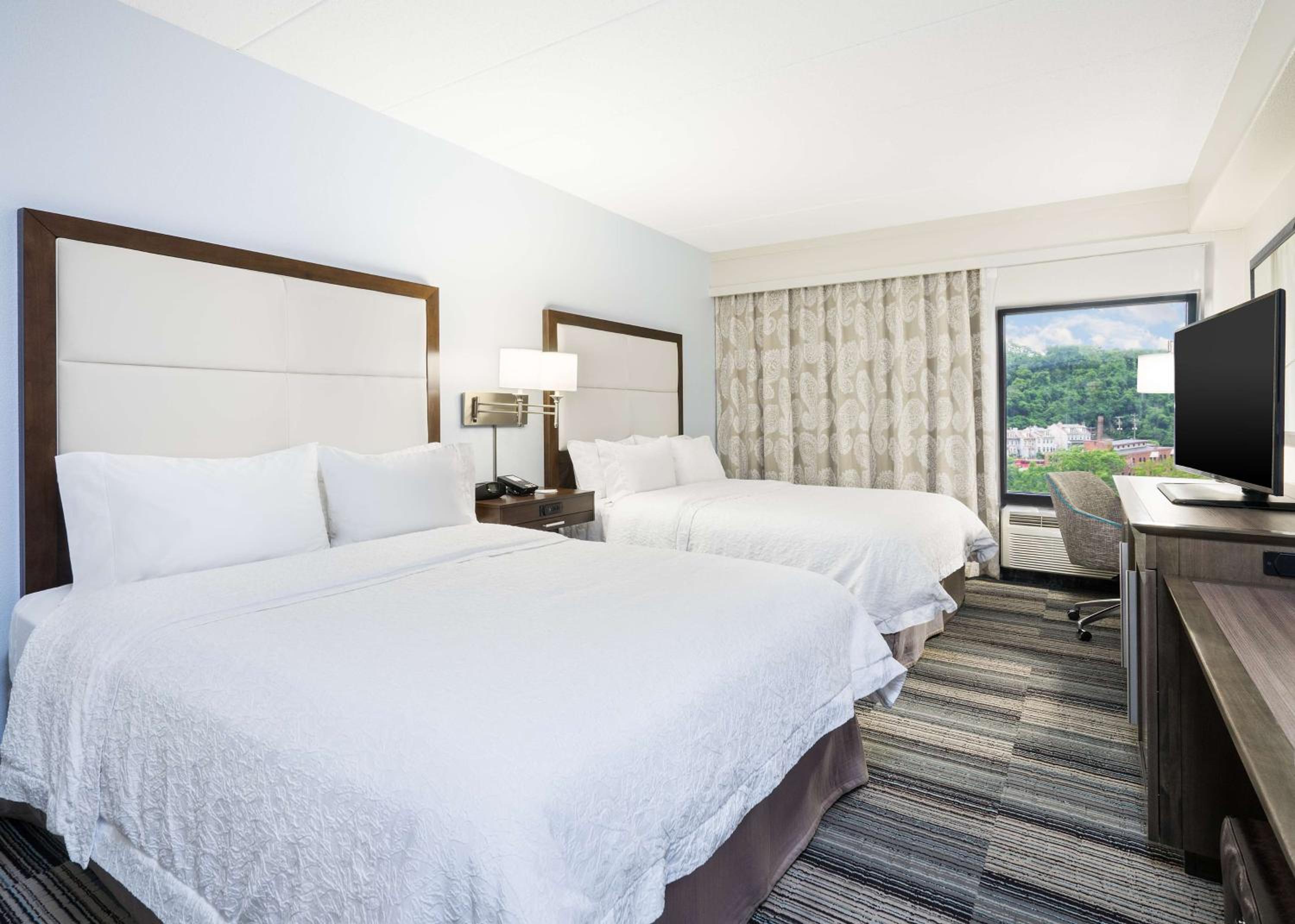 Room with Two Queen Beds - Non-Smoking photo 2