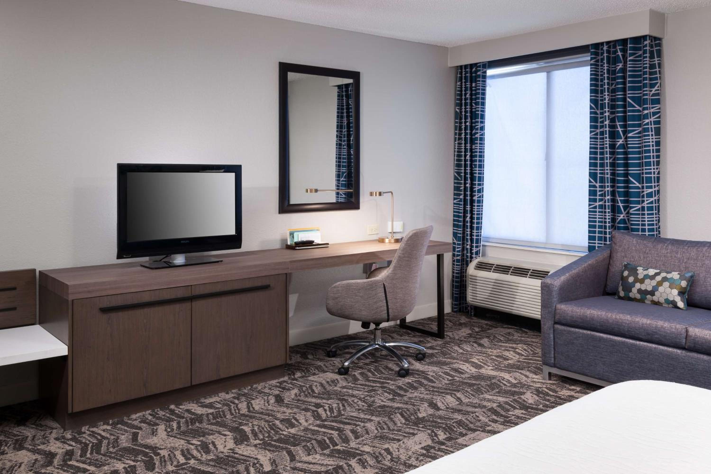 King Room with Roll-In Shower - Mobility Access - Photo 3