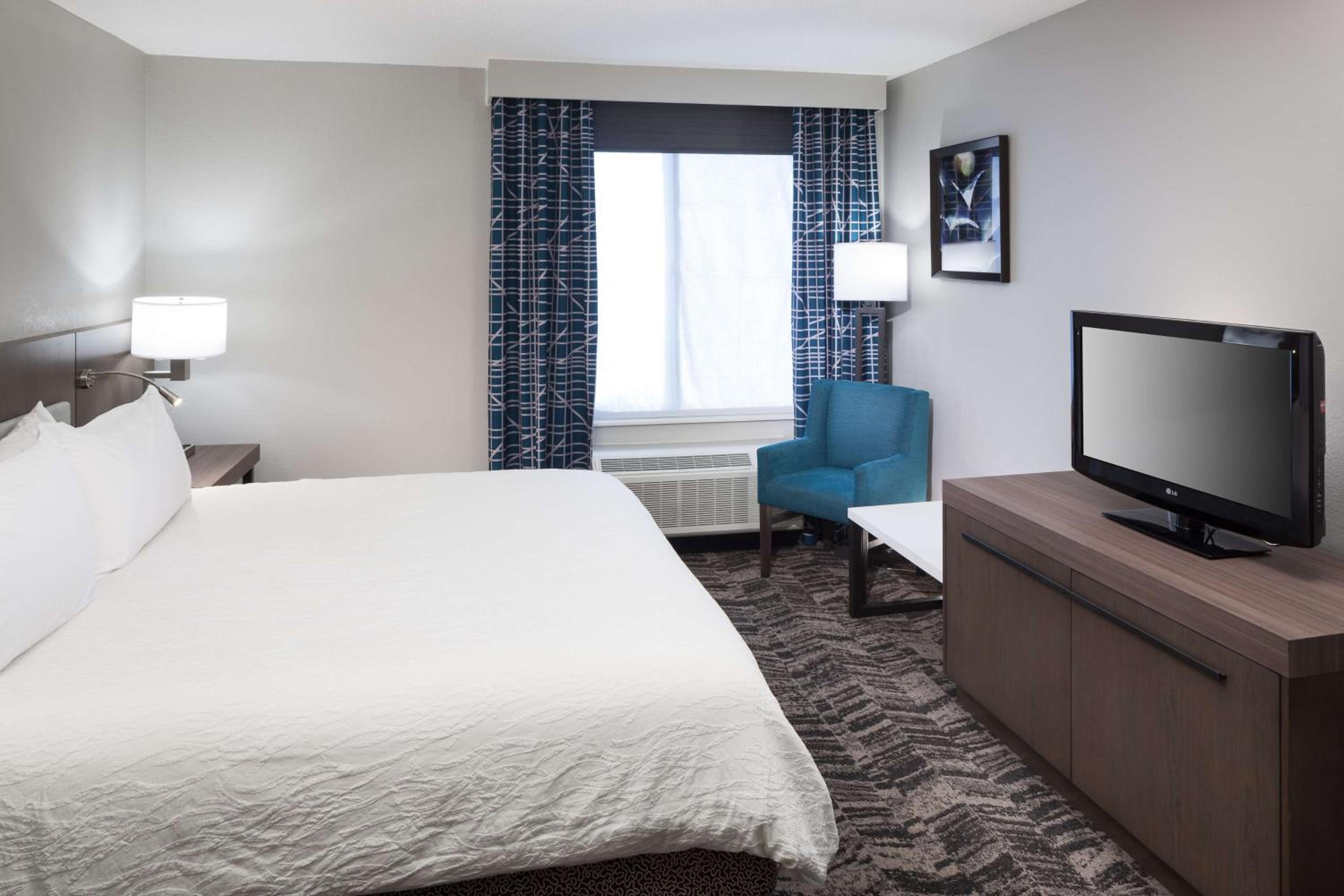 King Suite with Whirlpool thumbnail 5