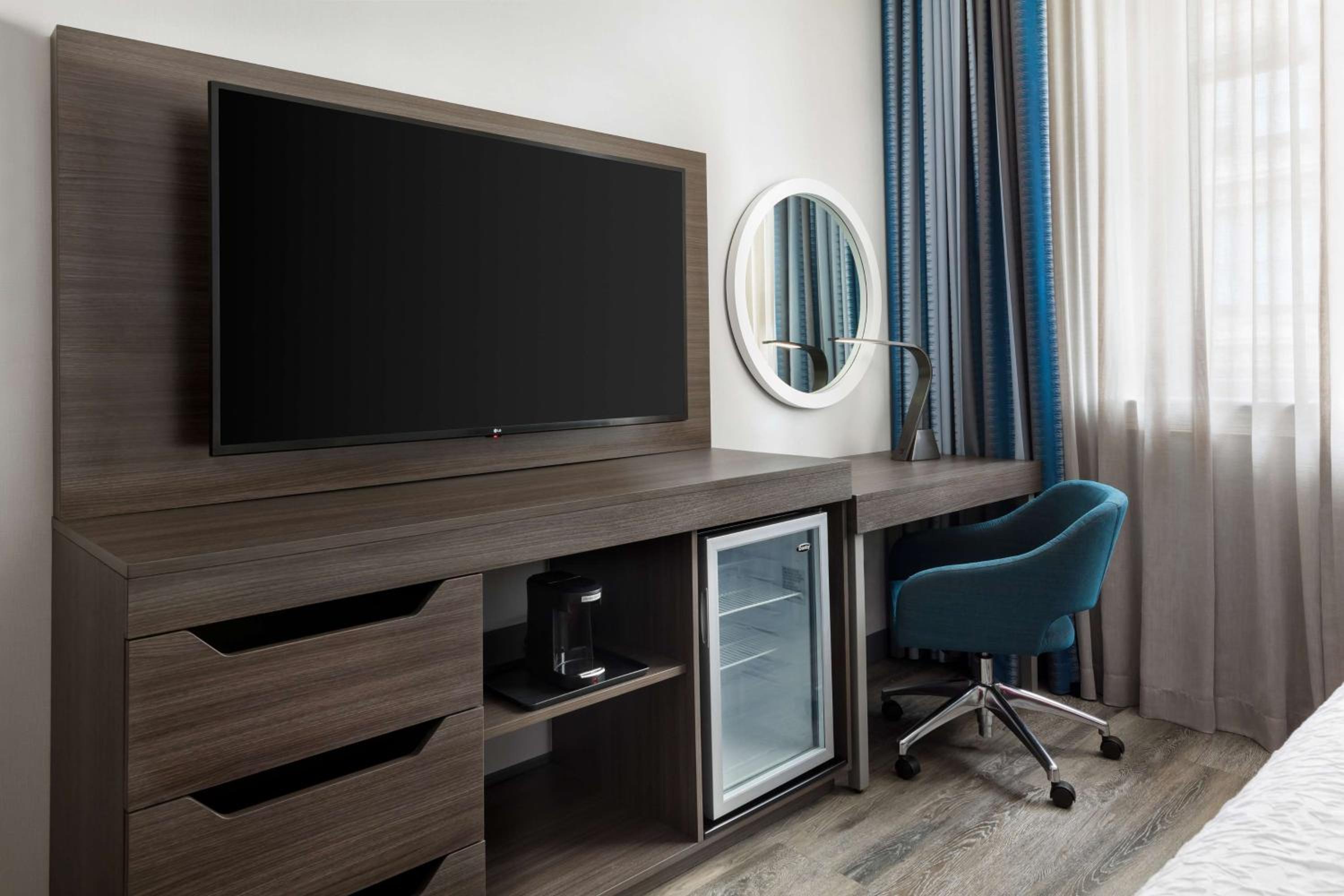 King Room with King Bed - Non-Smoking - Photo 6