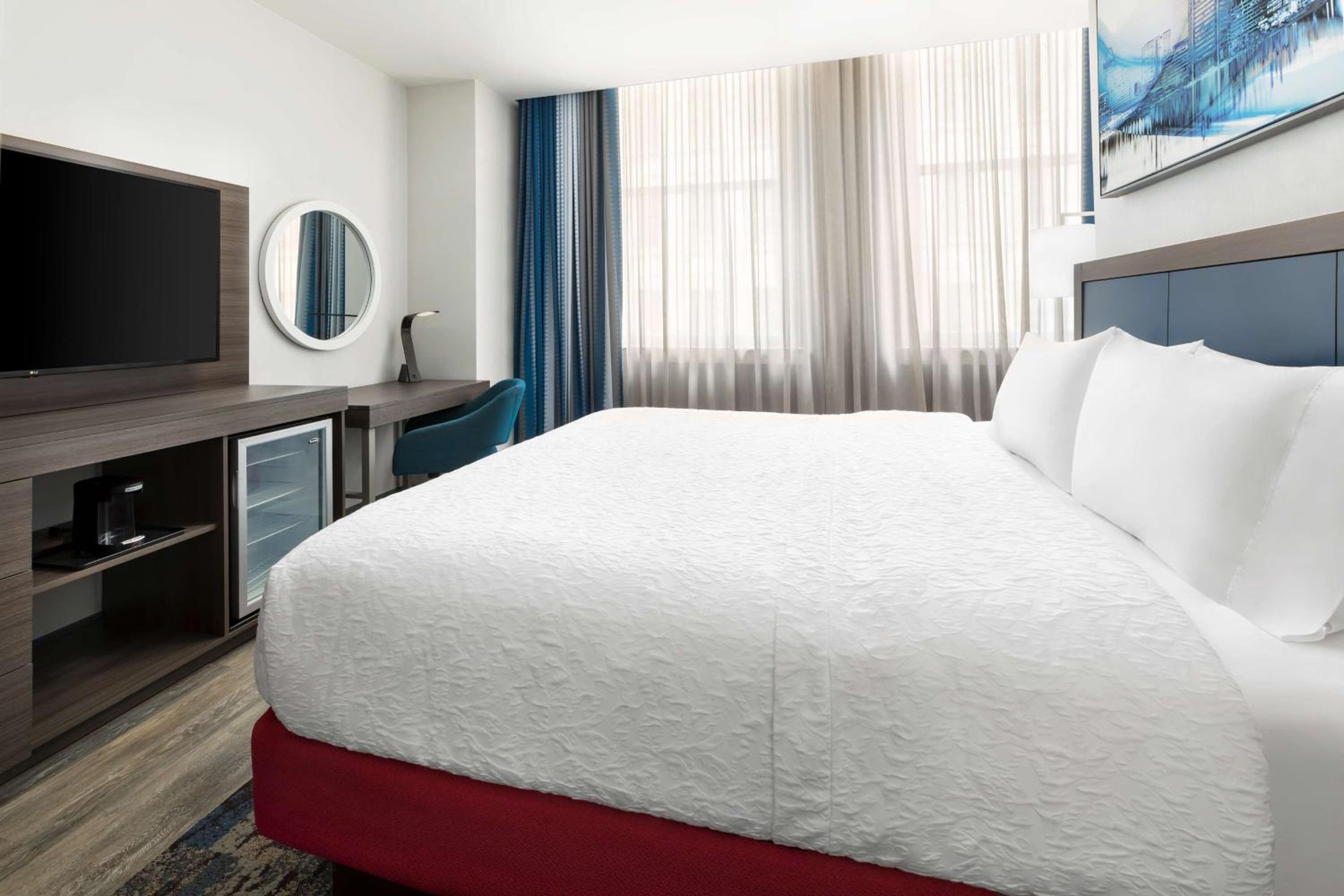 King Room with King Bed - Non-Smoking - Photo 5