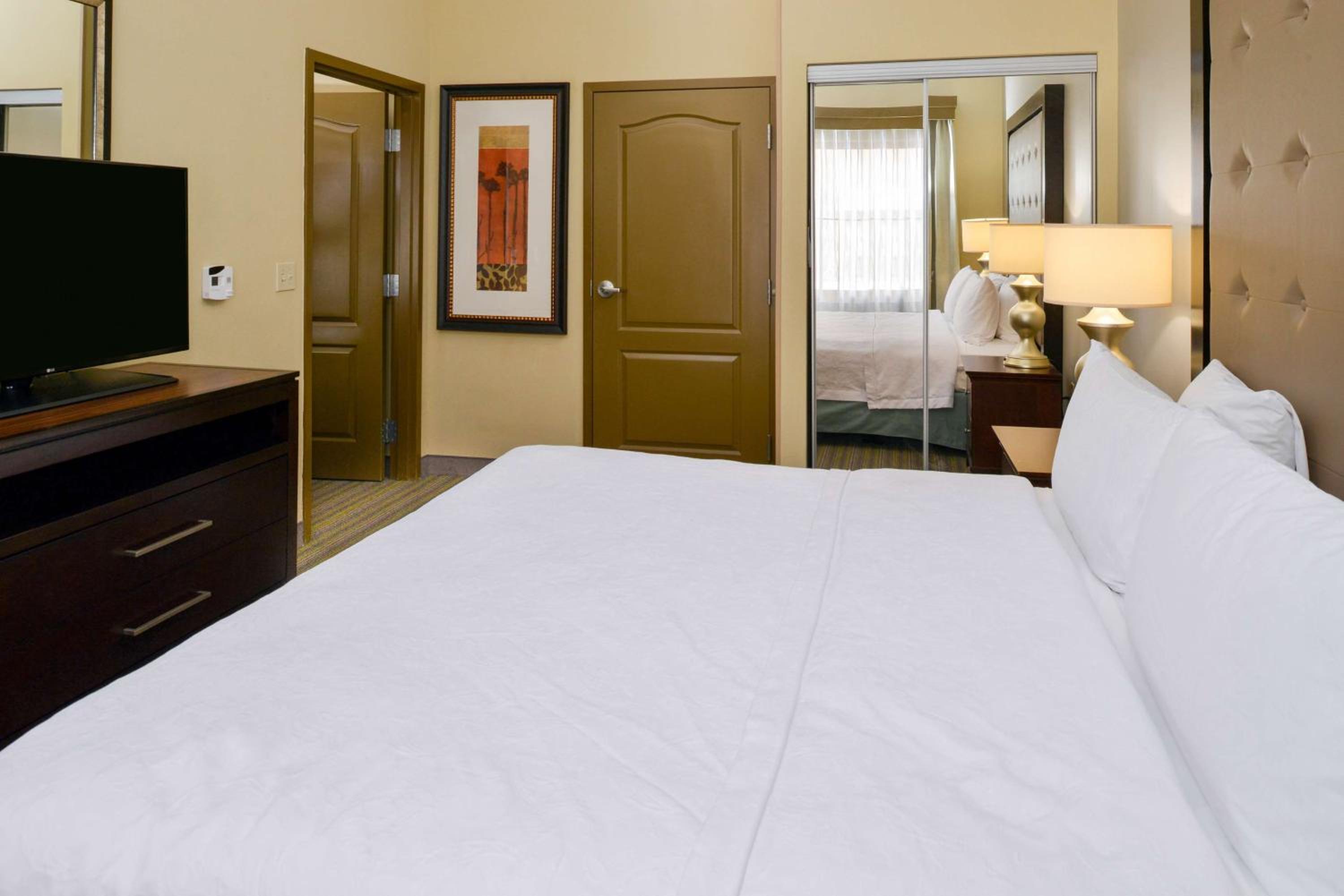 King Suite - Mobility and Hearing Access/Non-Smoking - Photo 1