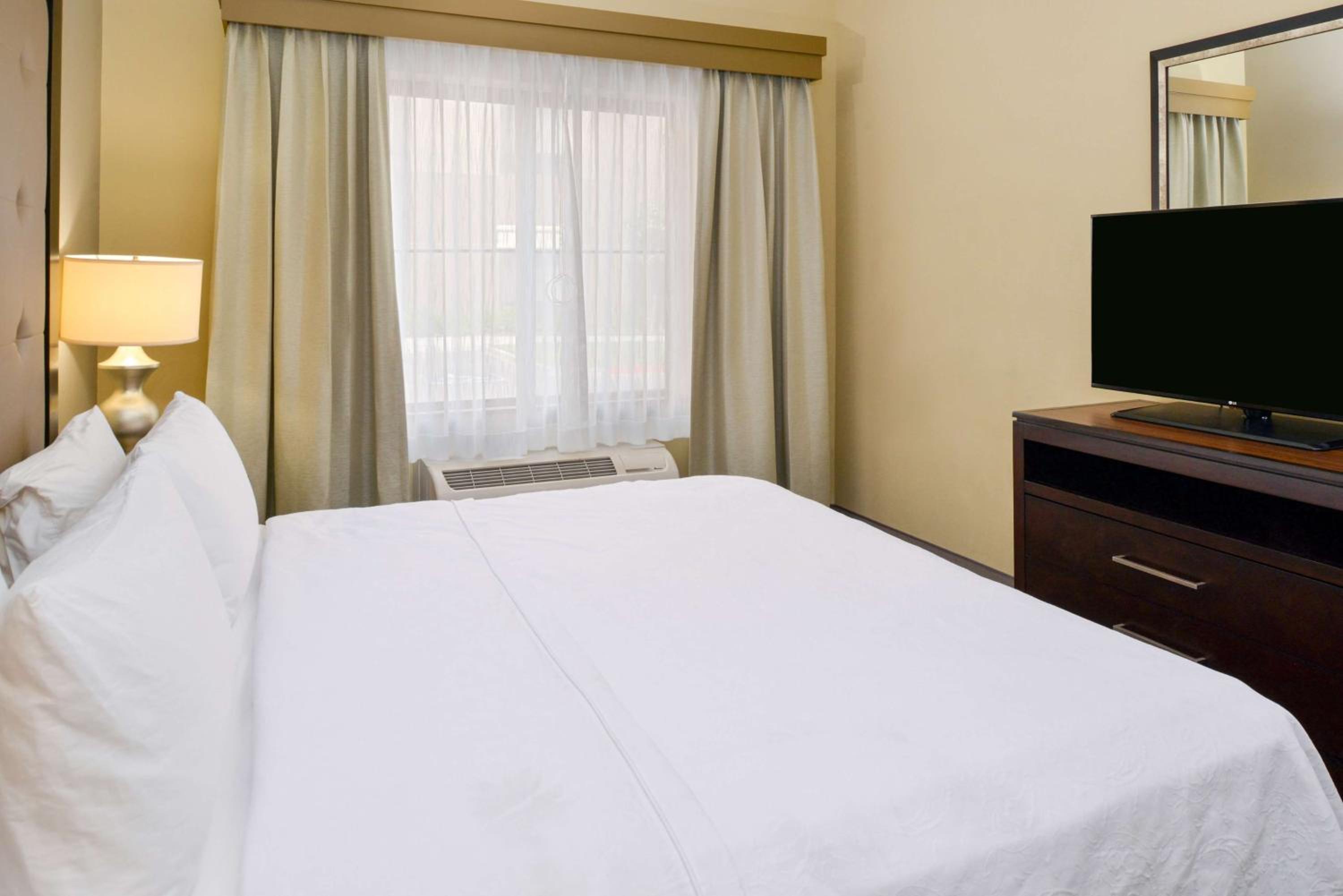 One-Bedroom King Suite - Non-Smoking - Photo 7