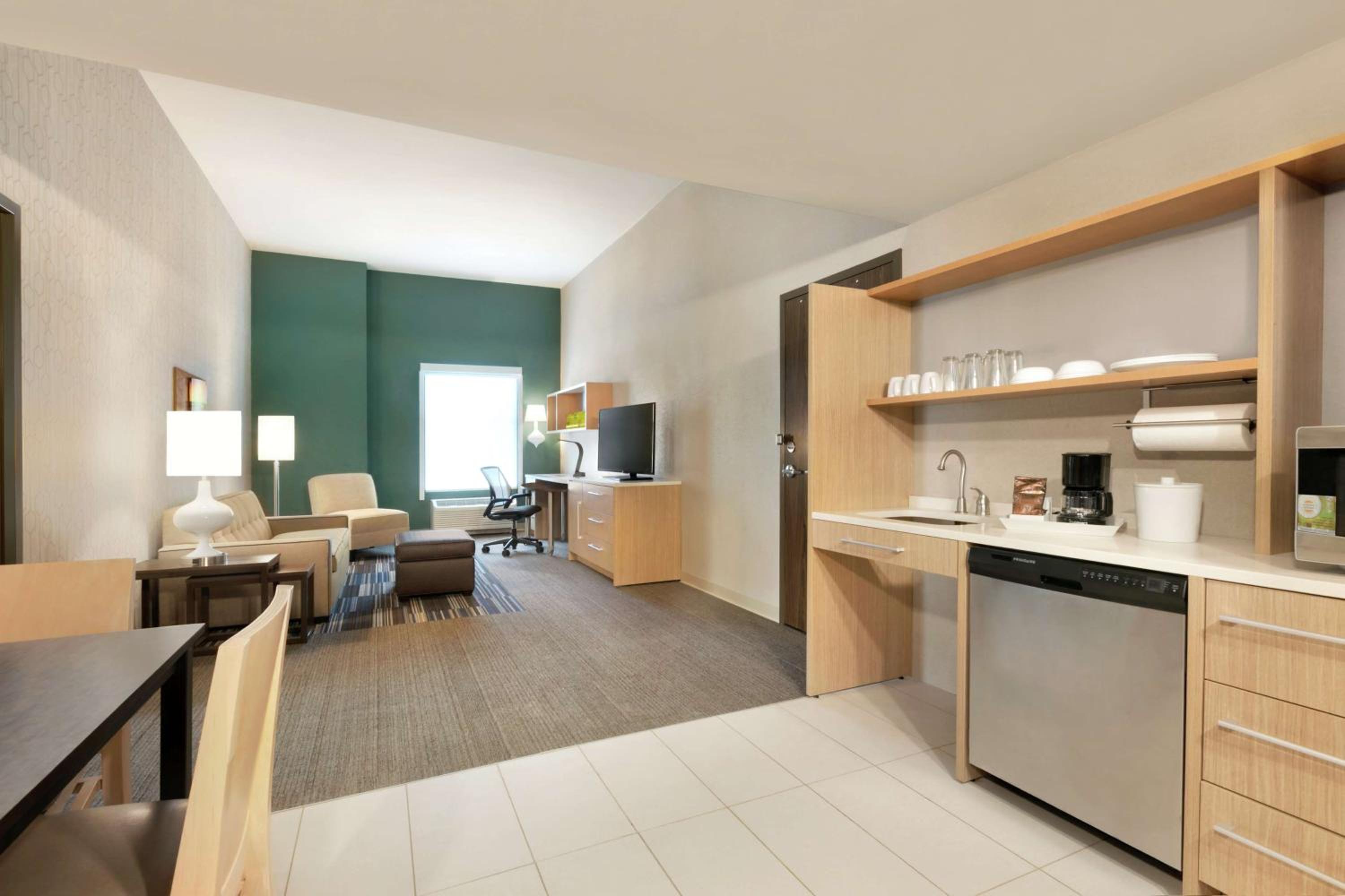 One-Bedroom King Suite - Non-Smoking photo 2