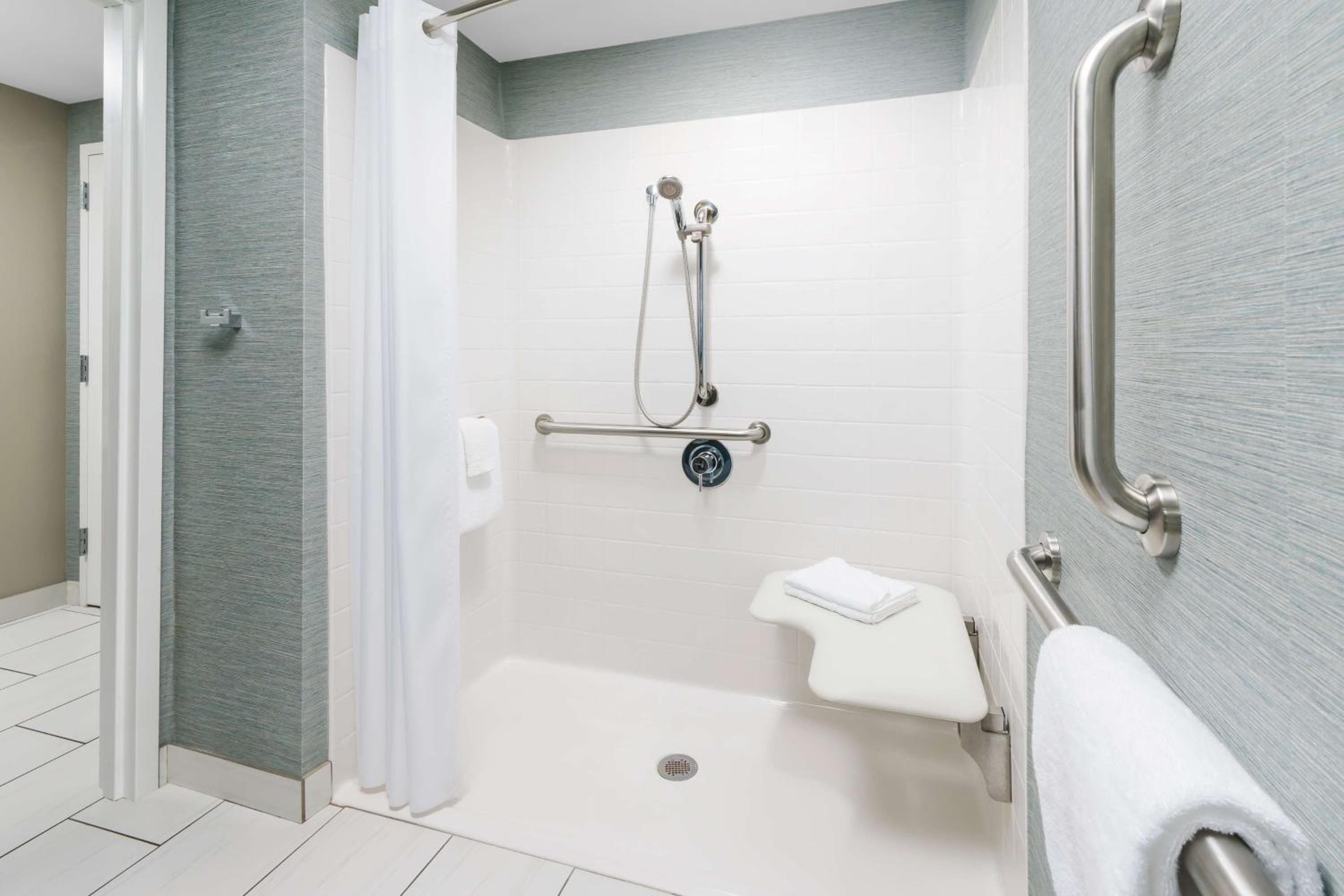 Queen Room with Two Queen Beds and Roll-In Shower
