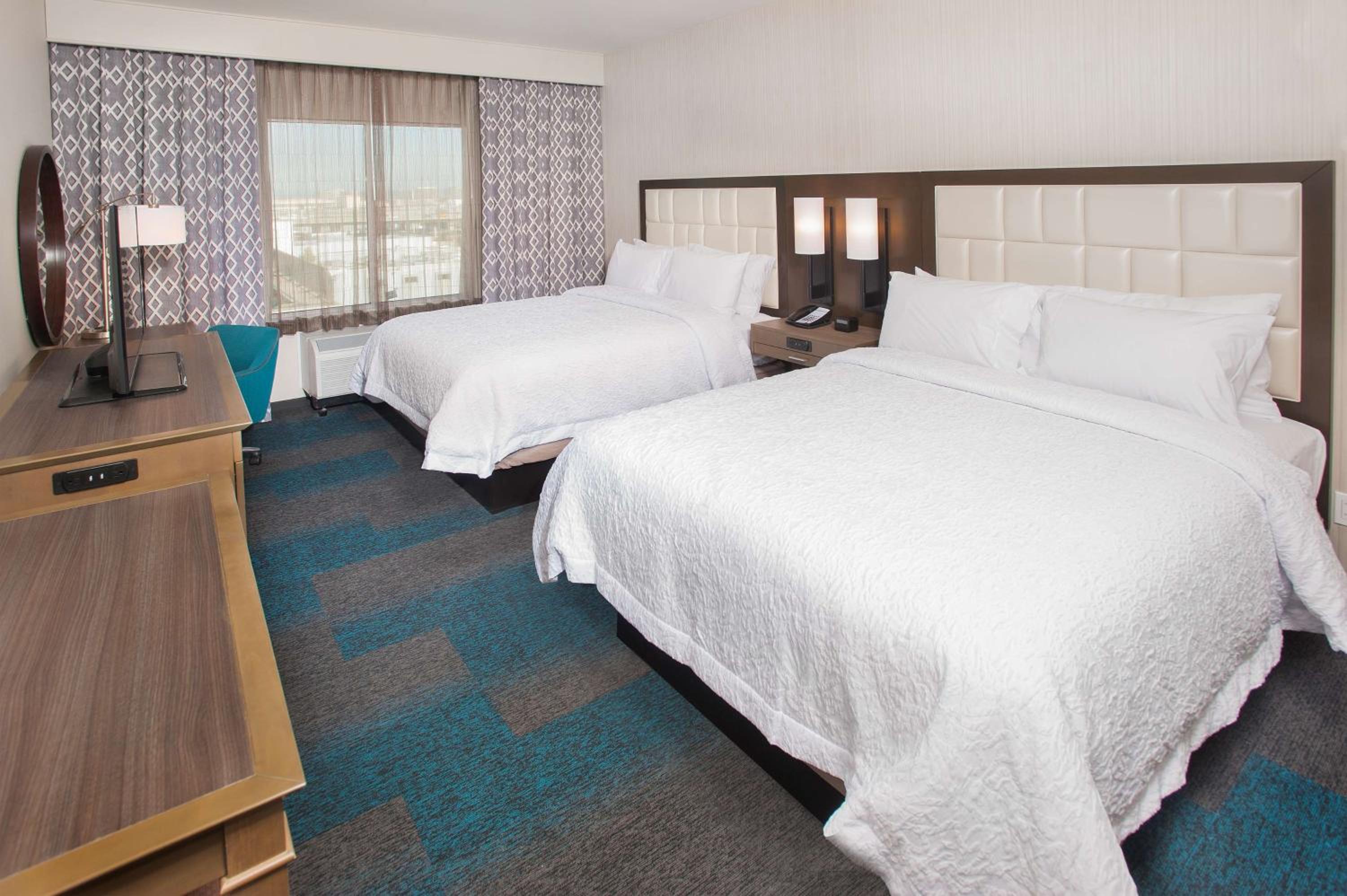 Queen Room with Two Queen Beds - Non-Smoking photo 3