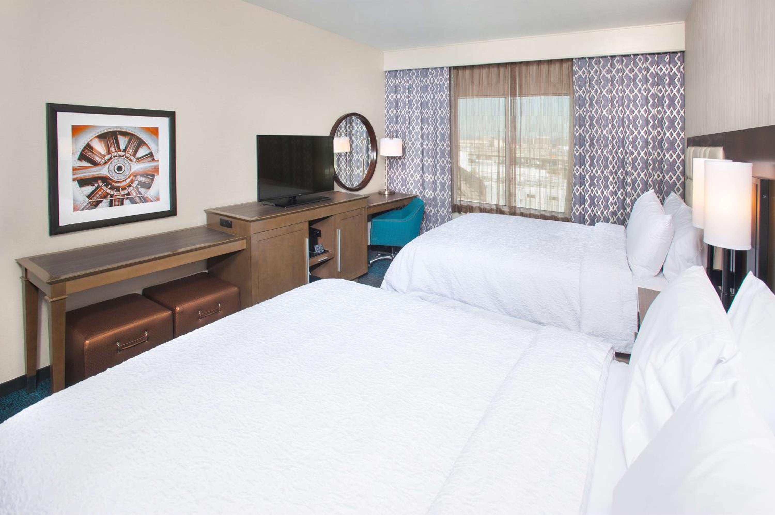 Queen Room with Two Queen Beds - Non-Smoking photo 2