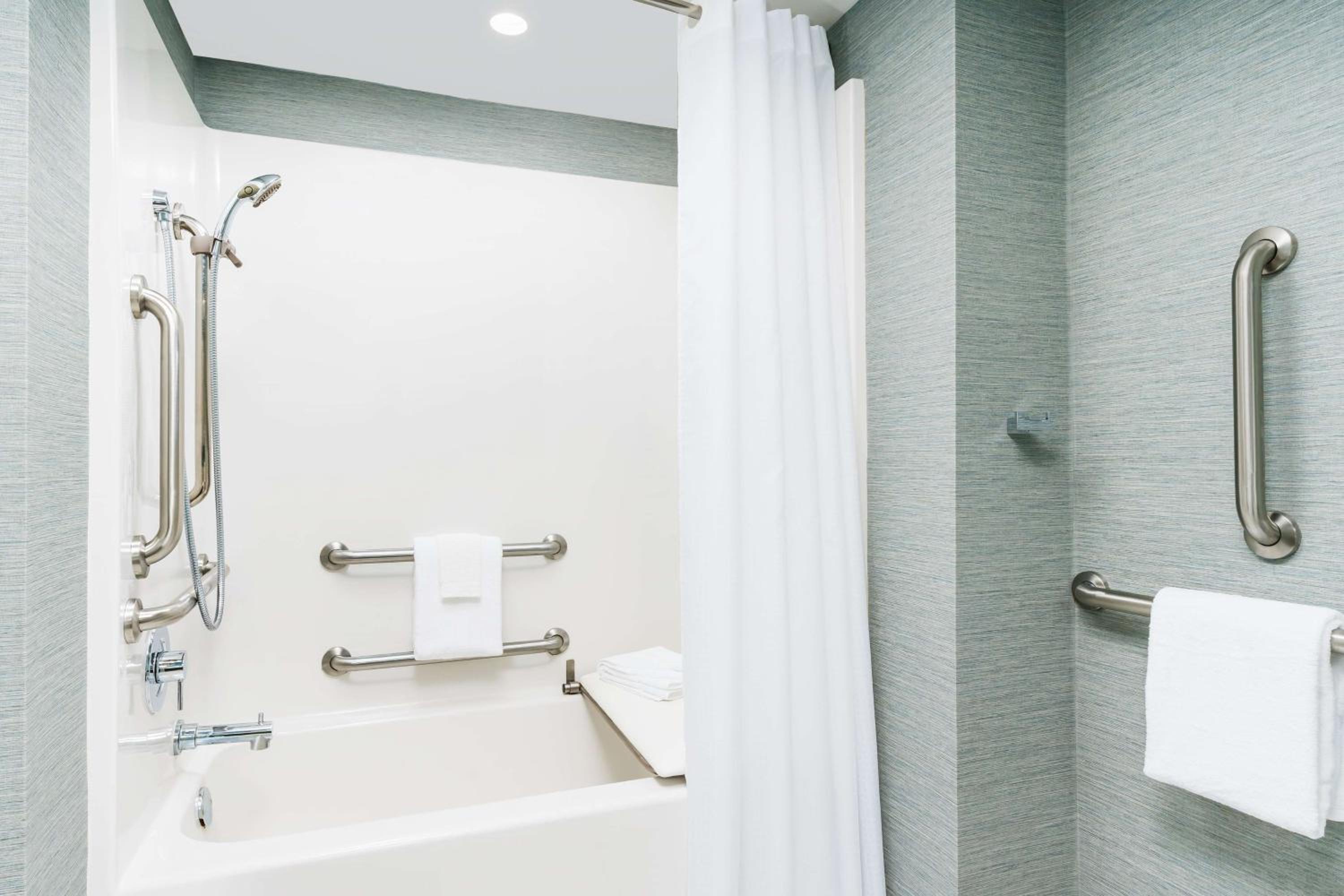 Queen Room with Bath Tub and Ocean View - Mobility Accessible/Non-Smoking